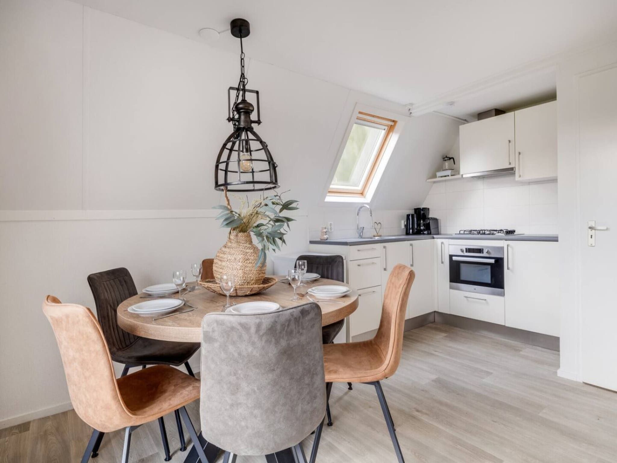 De eetkamer van 118 | Rietzanger | Sfeervol ingerichte bungalow in Den Haag