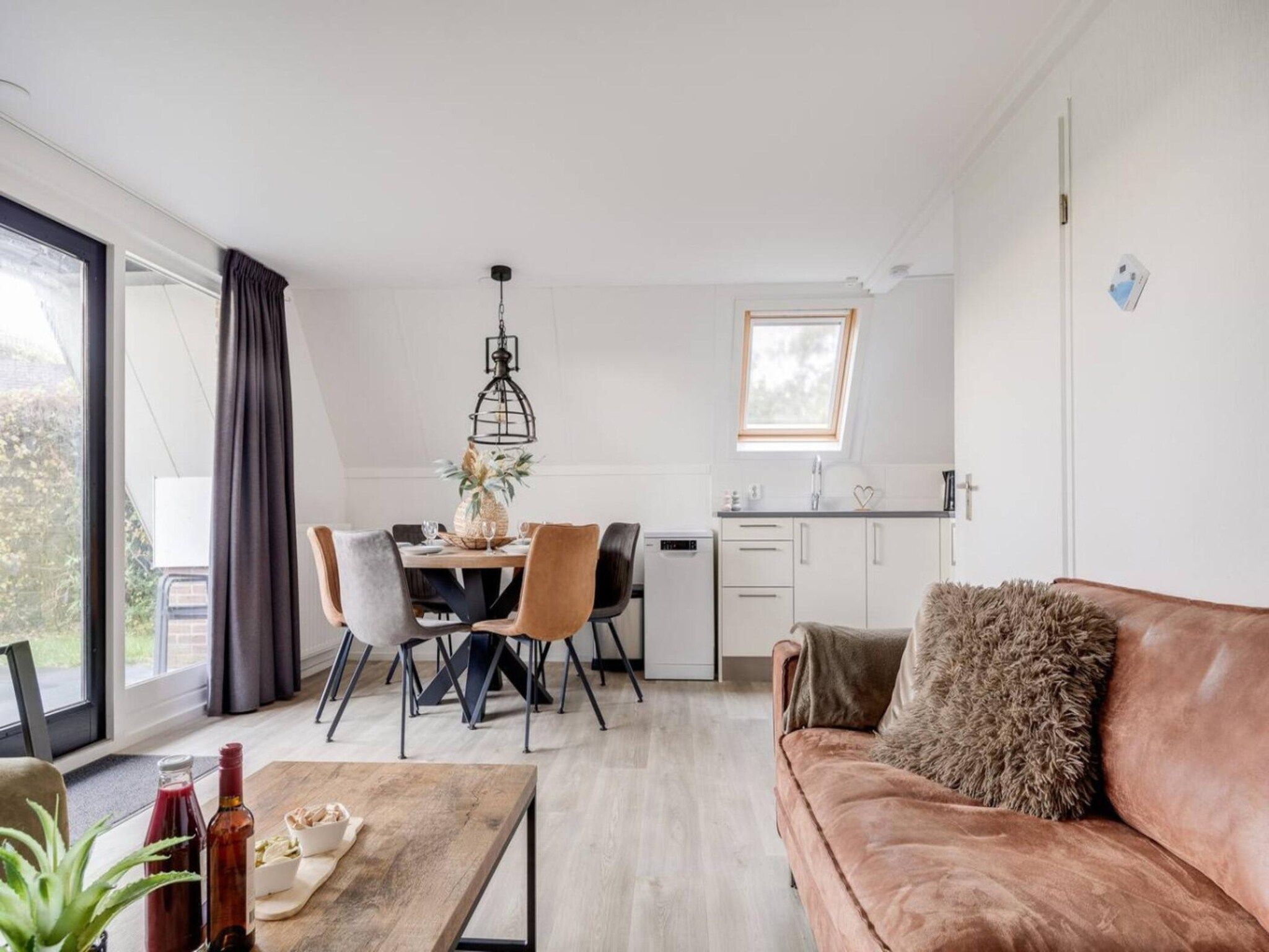 De woonkamer van 118 | Rietzanger | Sfeervol ingerichte bungalow in Den Haag