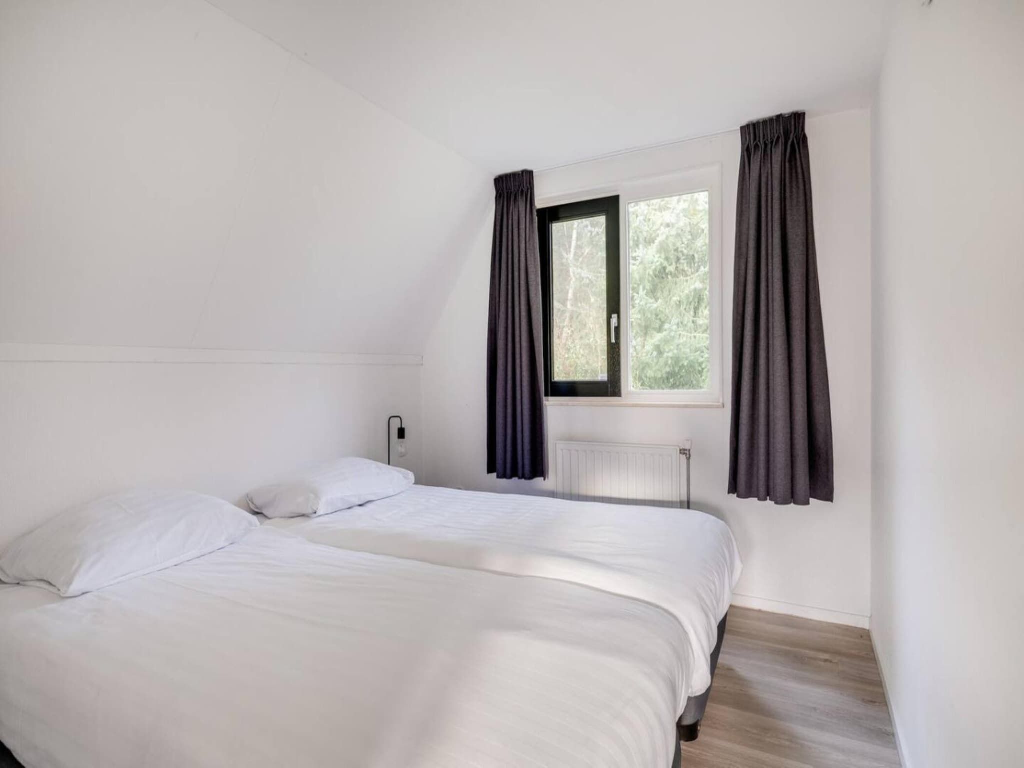 Een slaapkamer van 118 | Rietzanger | Sfeervol ingerichte bungalow in Den Haag