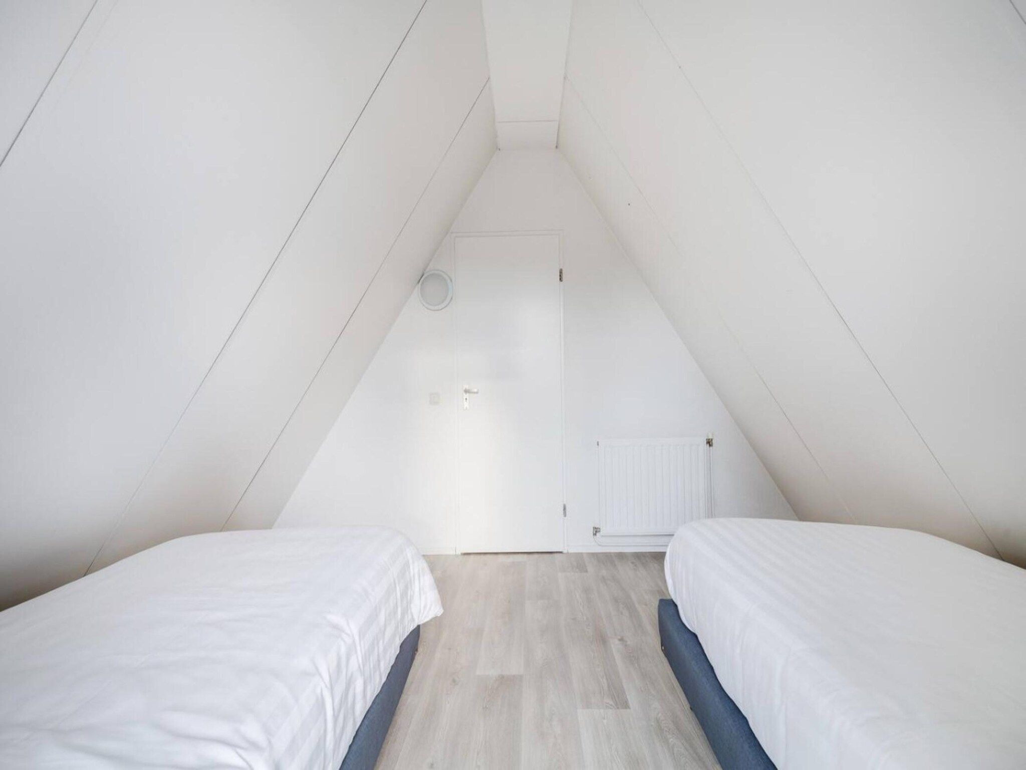 Een slaapkamer van 118 | Rietzanger | Sfeervol ingerichte bungalow in Den Haag