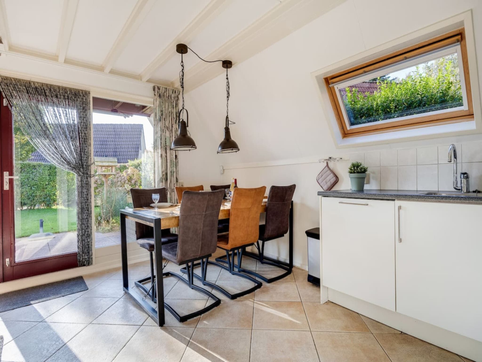 De eetkamer van 92 | Gaai | Prachtige bungalow nabij natuur in Den Haag
