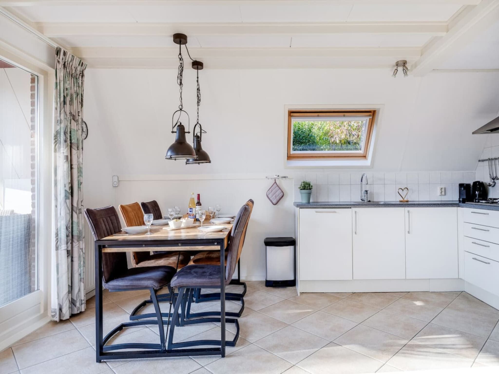 De eetkamer van 92 | Gaai | Prachtige bungalow nabij natuur in Den Haag