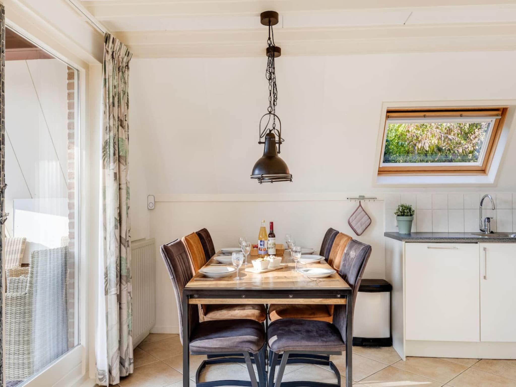 De eetkamer van 92 | Gaai | Prachtige bungalow nabij natuur in Den Haag