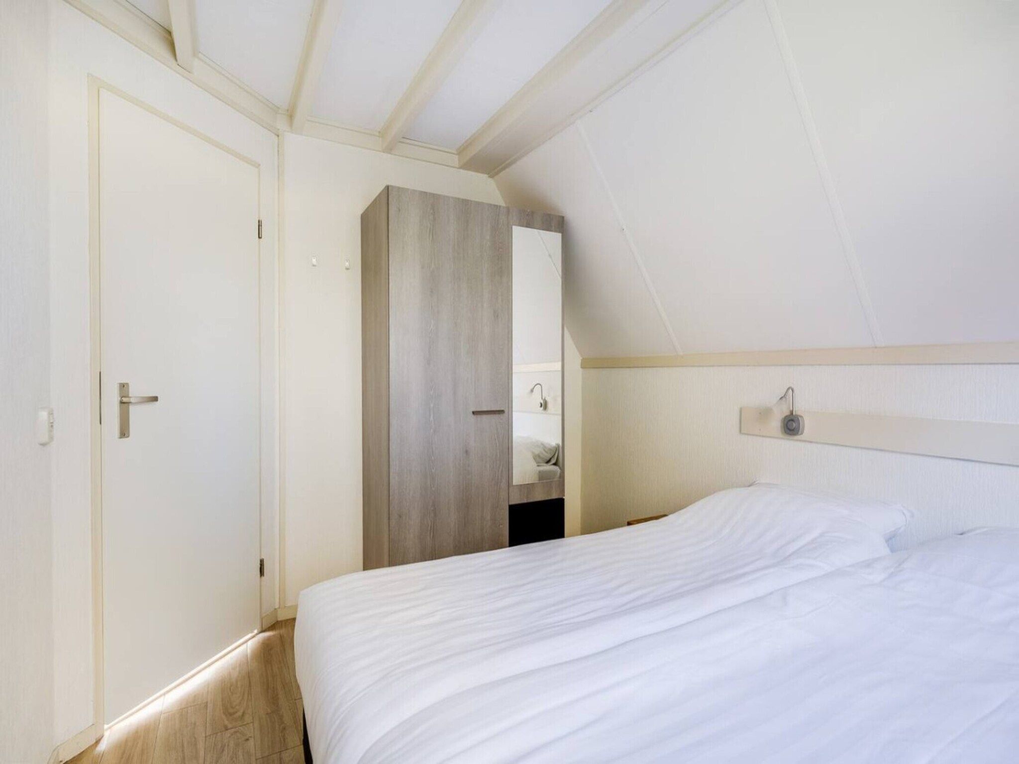 Een slaapkamer van 92 | Gaai | Prachtige bungalow nabij natuur in Den Haag