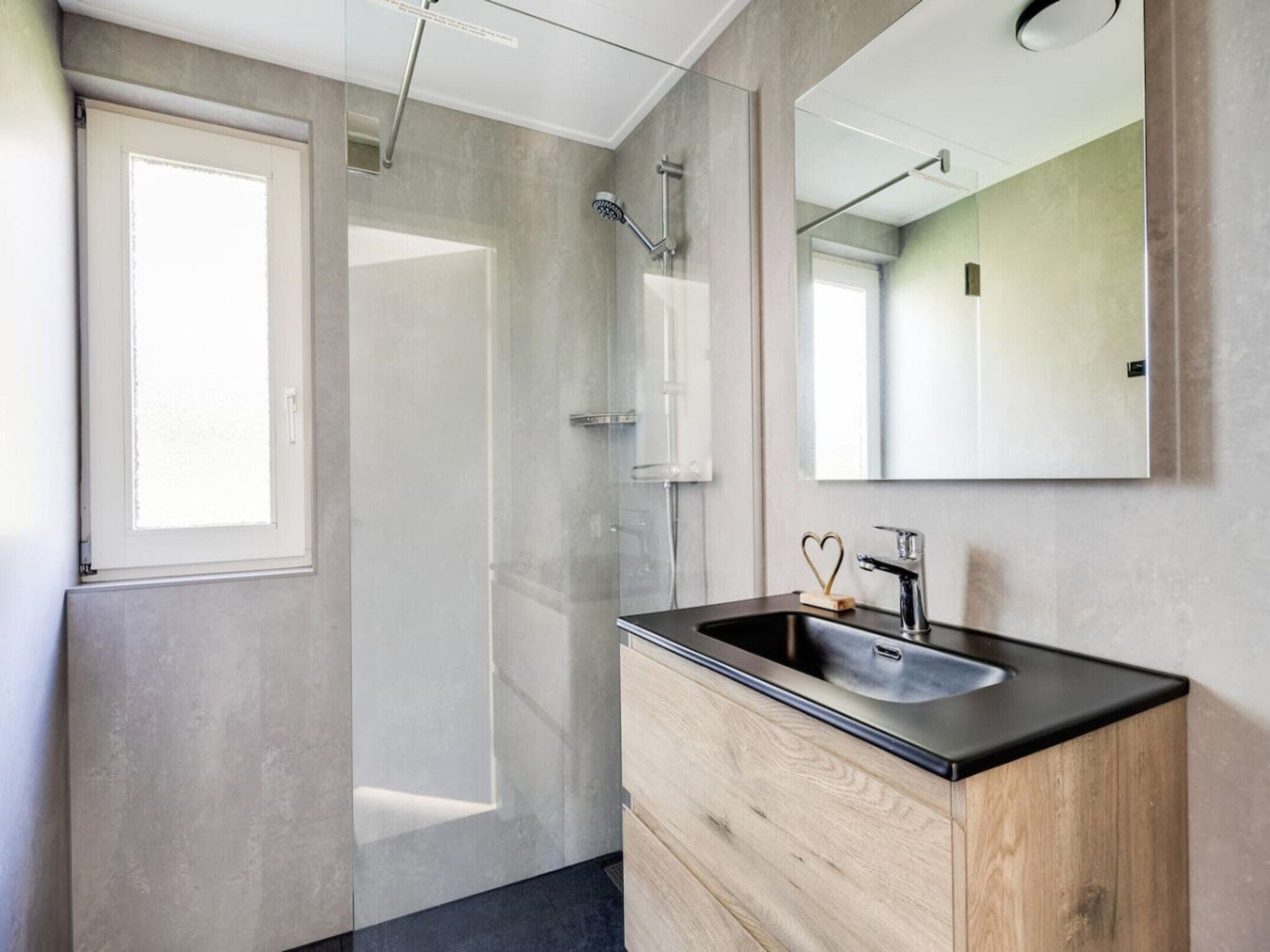 De badkamer van 92 | Gaai | Prachtige bungalow nabij natuur in Den Haag