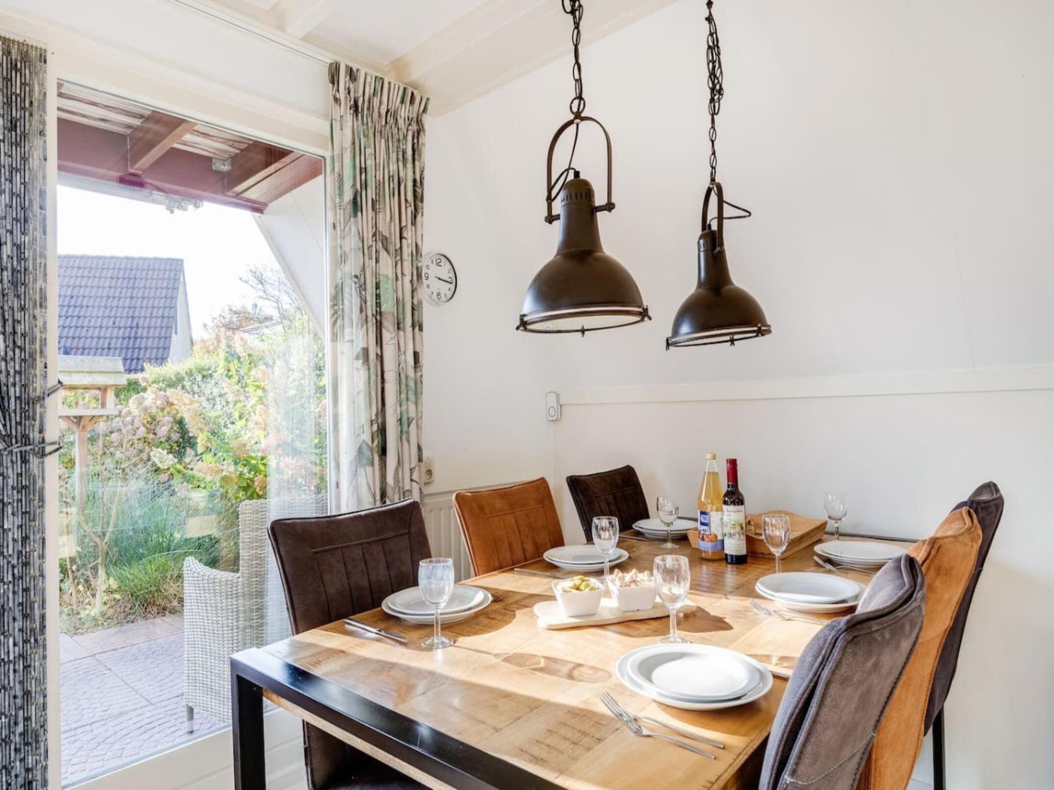 De eetkamer van 92 | Gaai | Prachtige bungalow nabij natuur in Den Haag