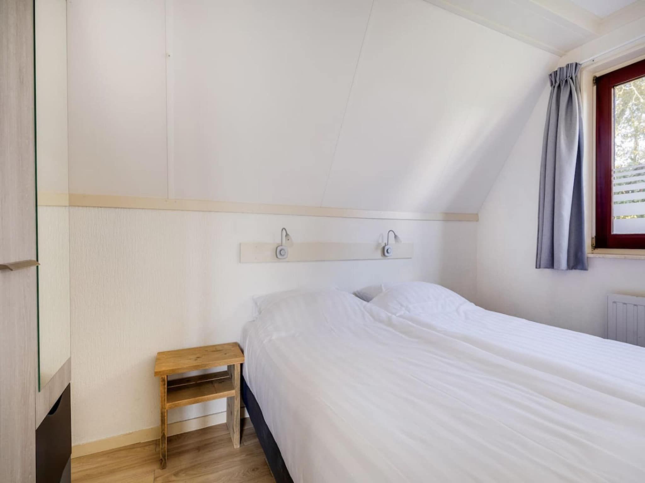 Een slaapkamer van 92 | Gaai | Prachtige bungalow nabij natuur in Den Haag