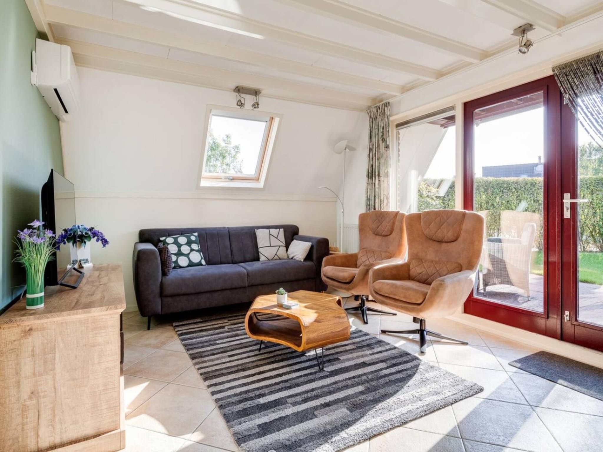 De woonkamer van 92 | Gaai | Prachtige bungalow nabij natuur in Den Haag