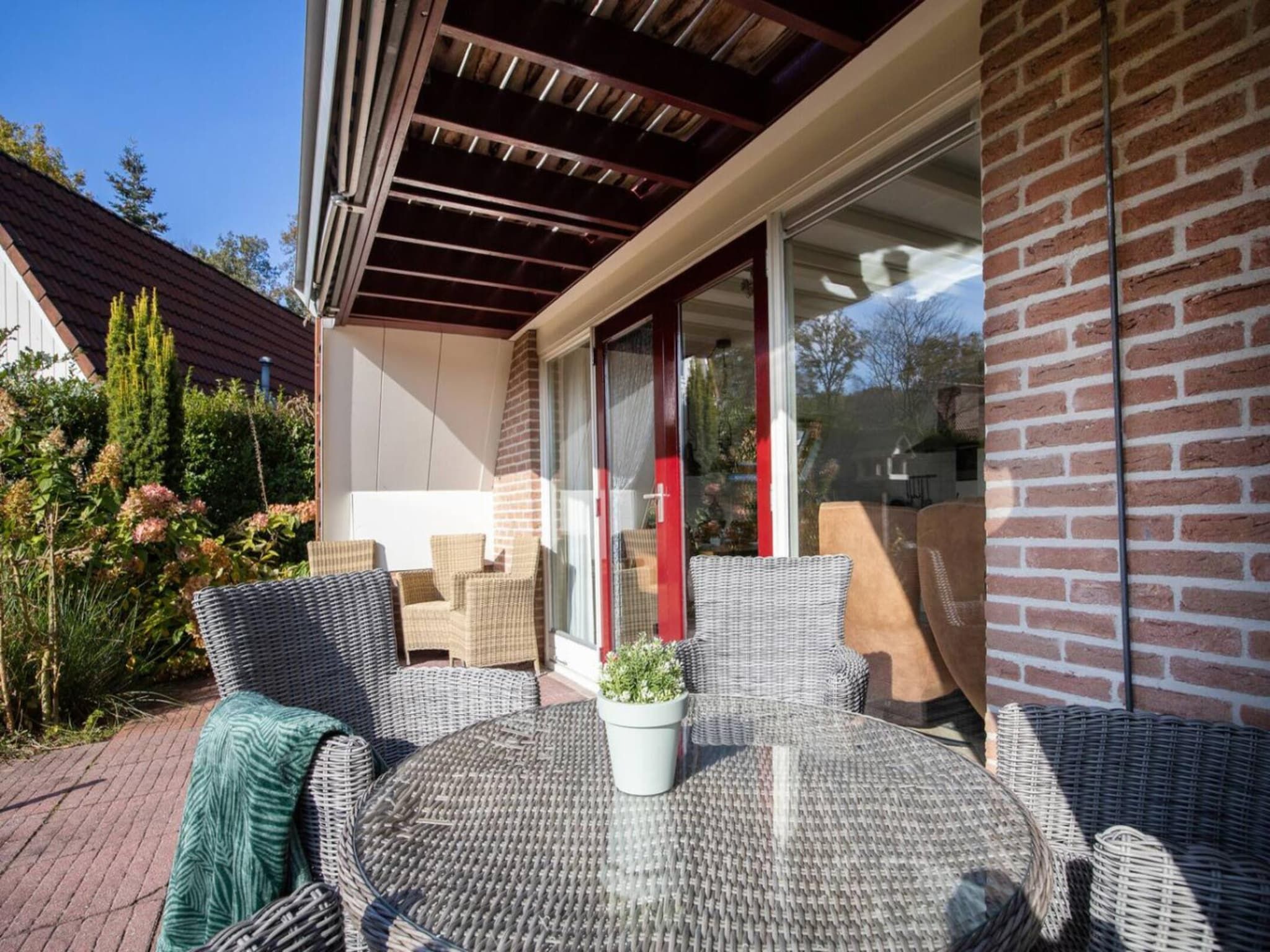 De eetkamer van 92 | Gaai | Prachtige bungalow nabij natuur in Den Haag