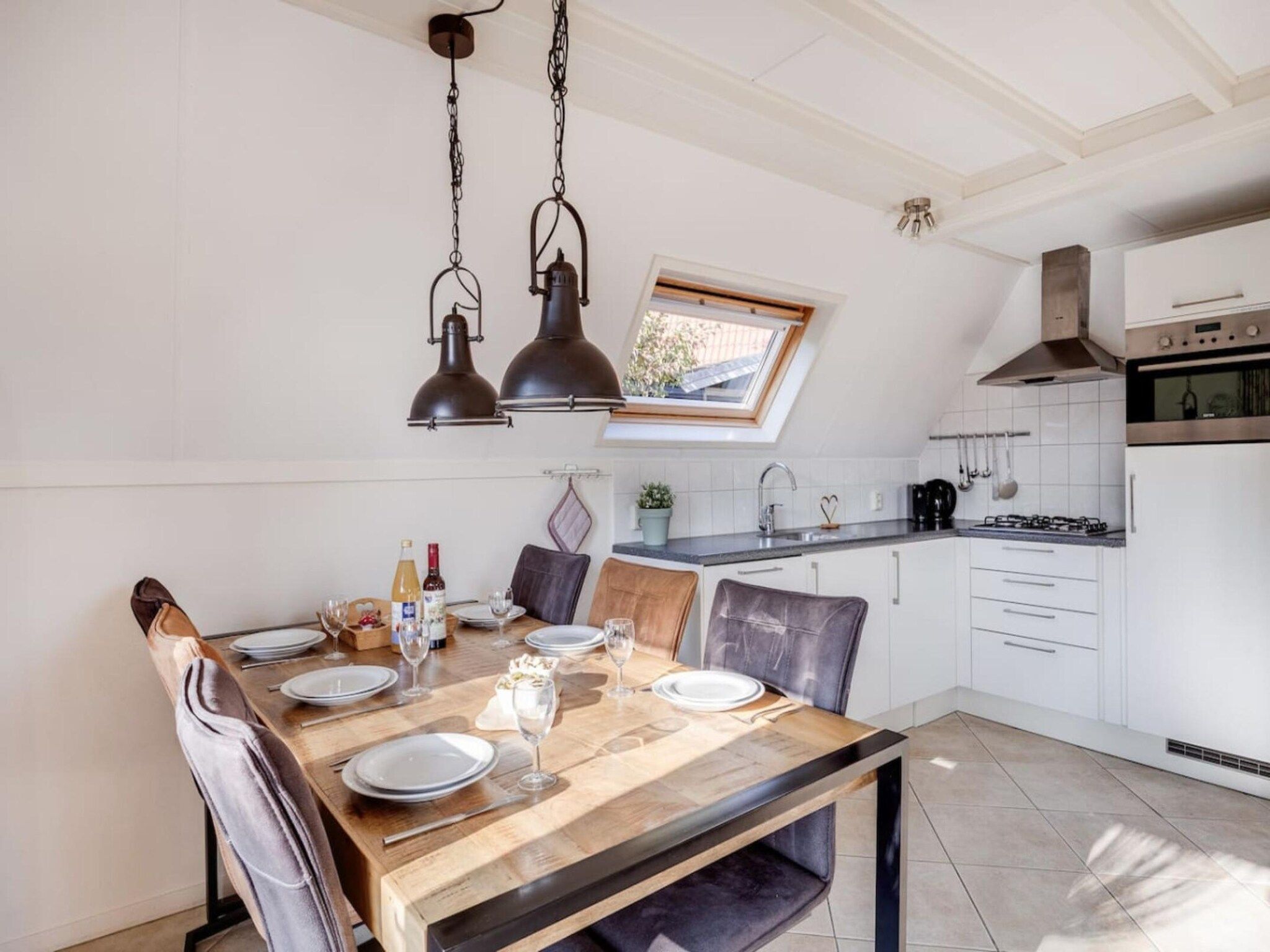 De eetkamer van 92 | Gaai | Prachtige bungalow nabij natuur in Den Haag