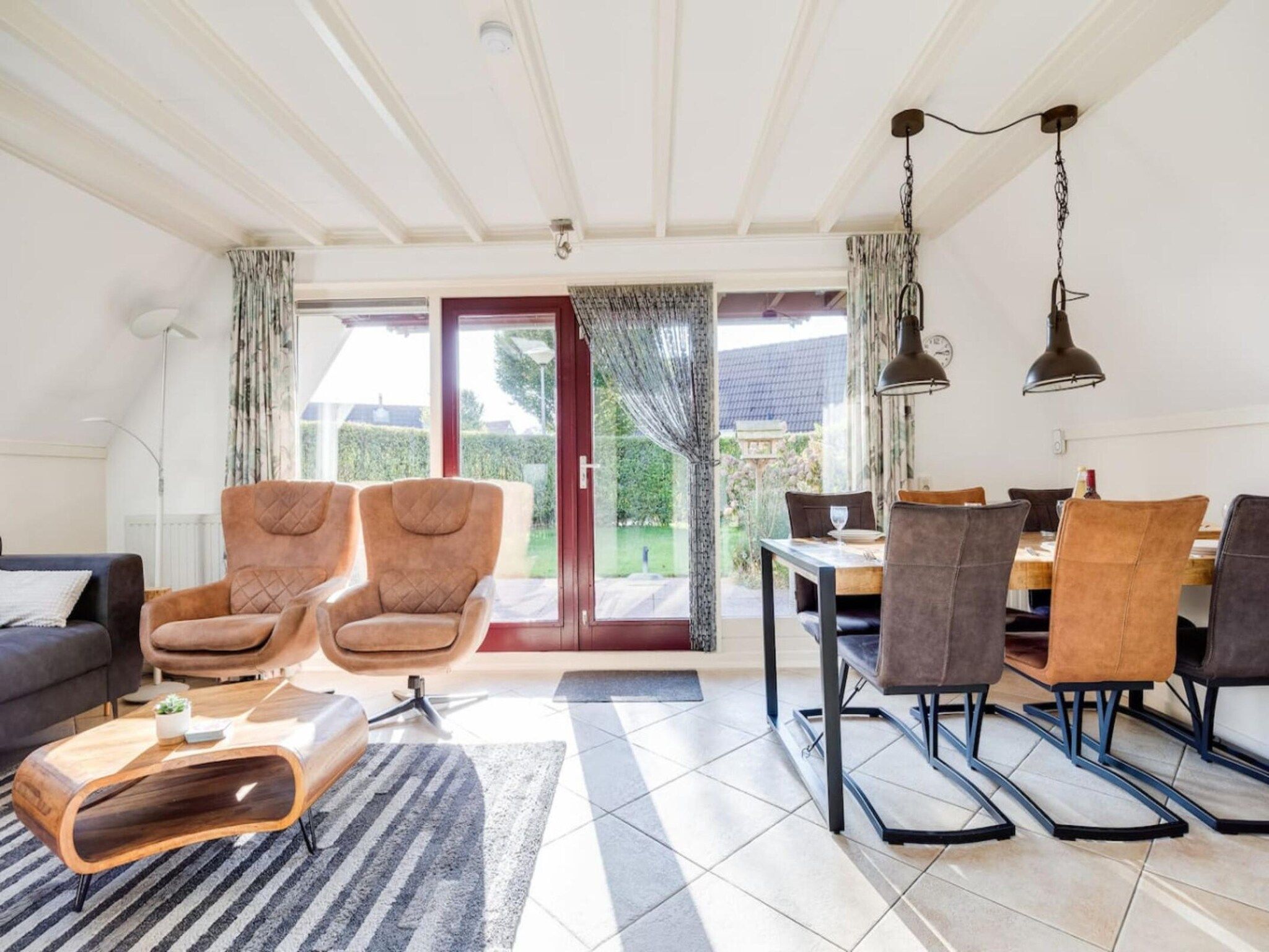 De eetkamer van 92 | Gaai | Prachtige bungalow nabij natuur in Den Haag