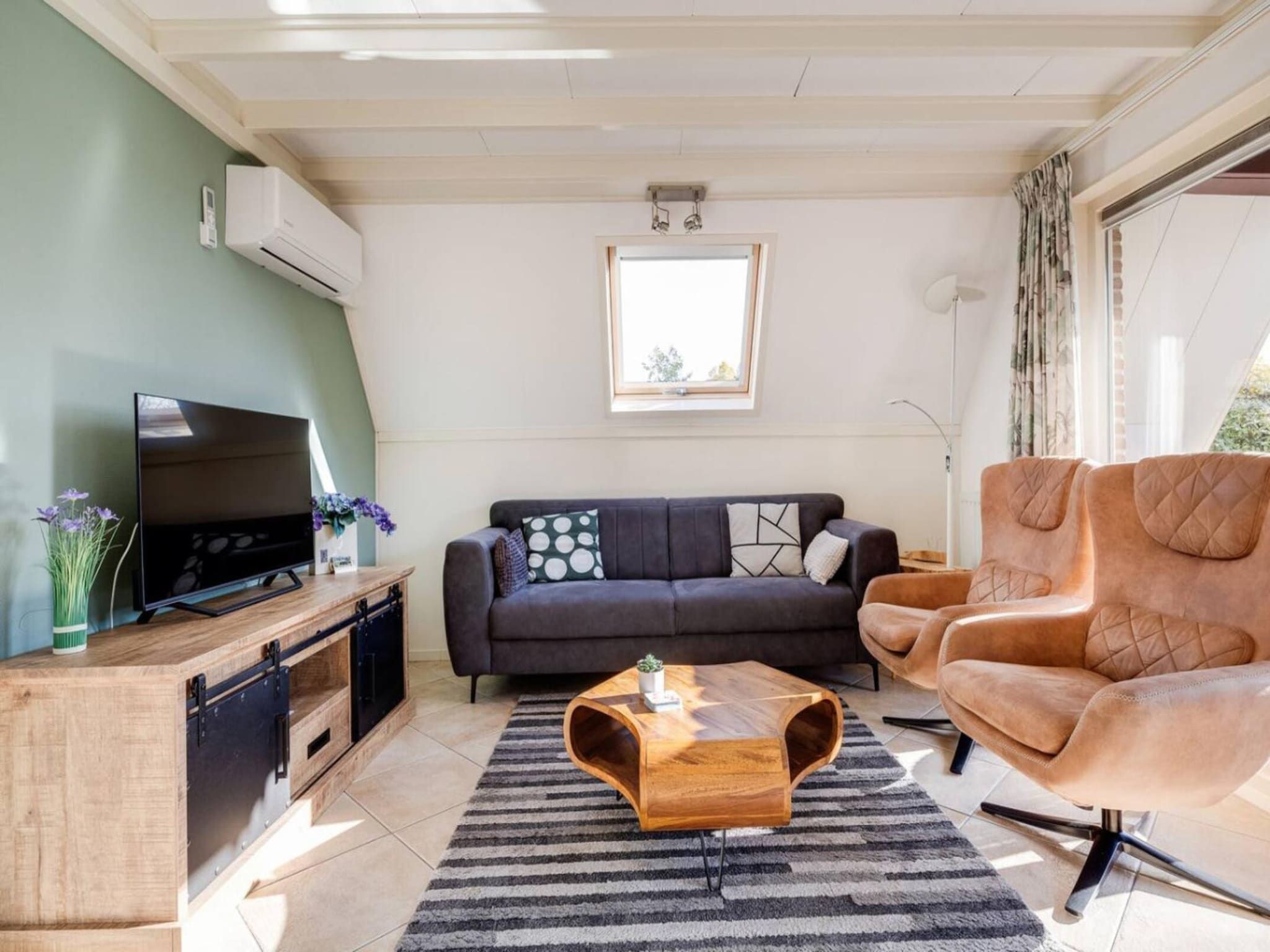 De woonkamer van 92 | Gaai | Prachtige bungalow nabij natuur in Den Haag