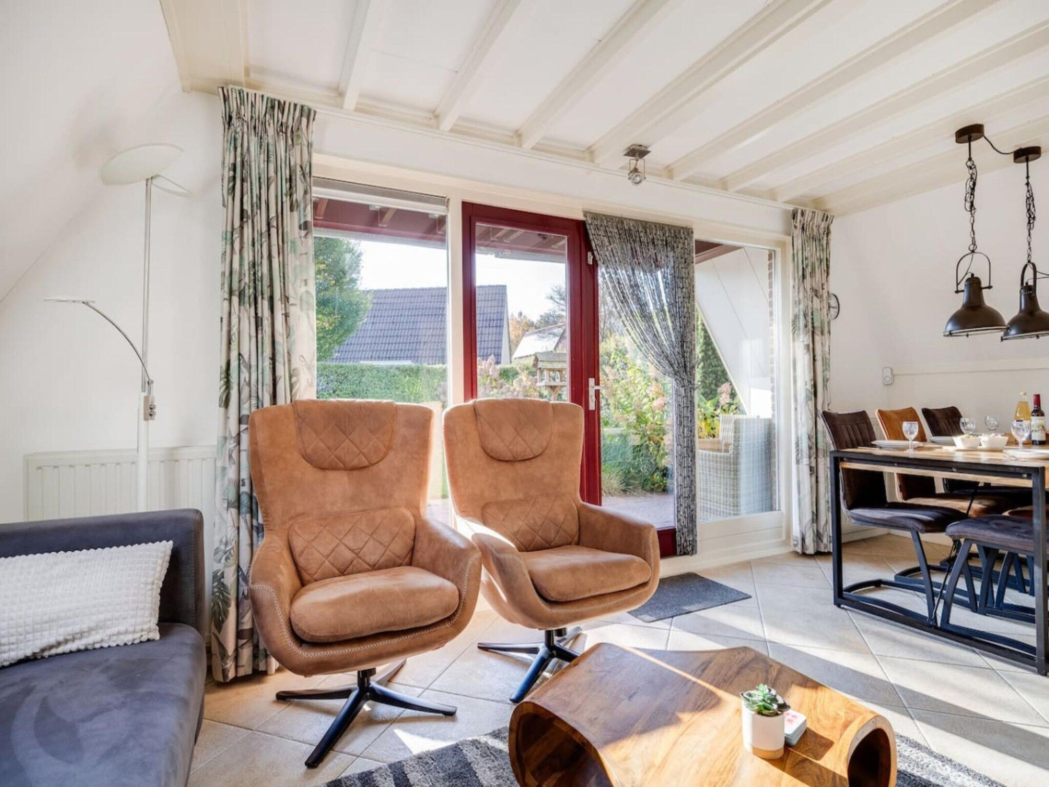 De woonkamer van 92 | Gaai | Prachtige bungalow nabij natuur in Den Haag