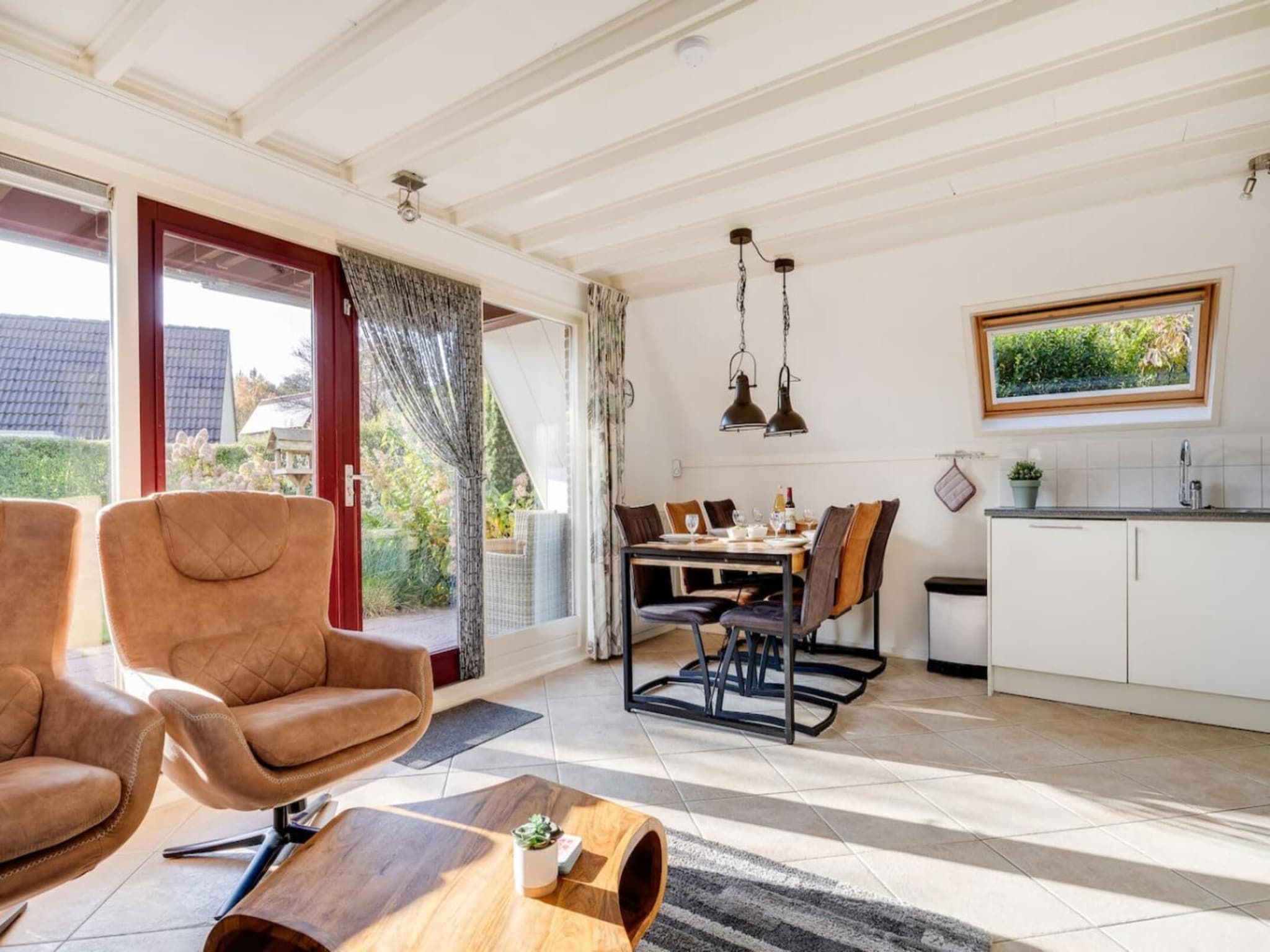 De eetkamer van 92 | Gaai | Prachtige bungalow nabij natuur in Den Haag