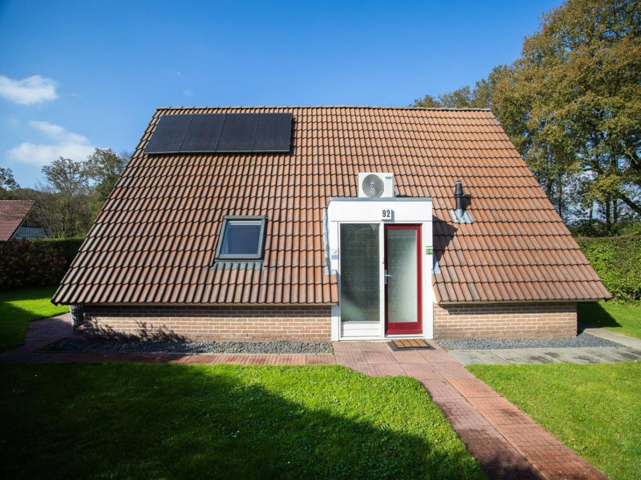 De buitenkant van 92 | Gaai | Prachtige bungalow nabij natuur in Den Haag