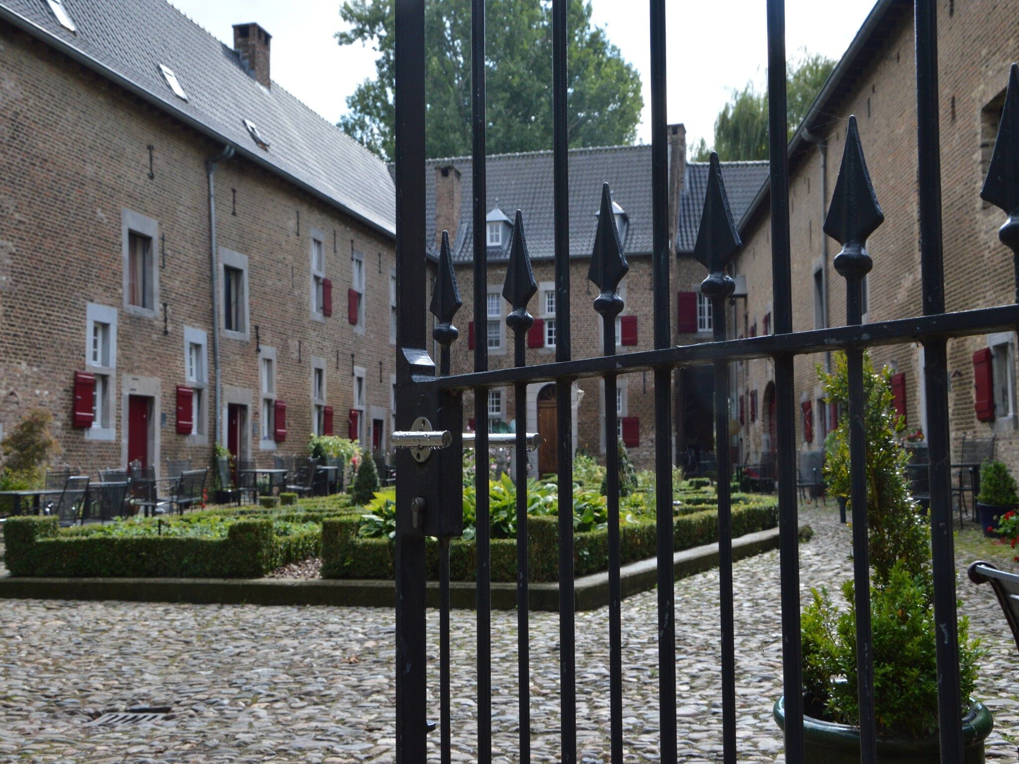 De buitenkant van Meschermolen 14 in Mesch-Eijsden