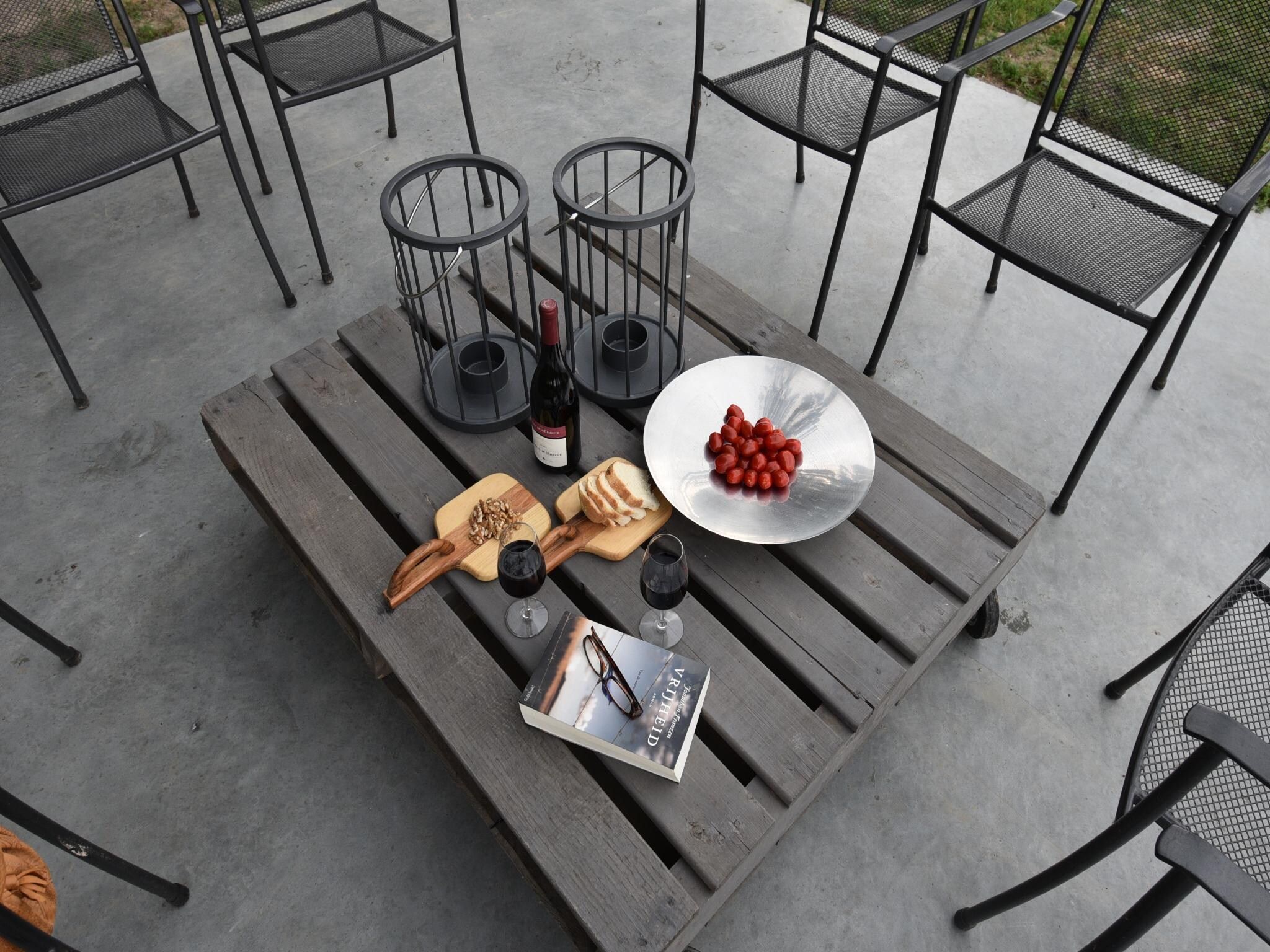 Het terras van Meschermolen 14 in Mesch-Eijsden