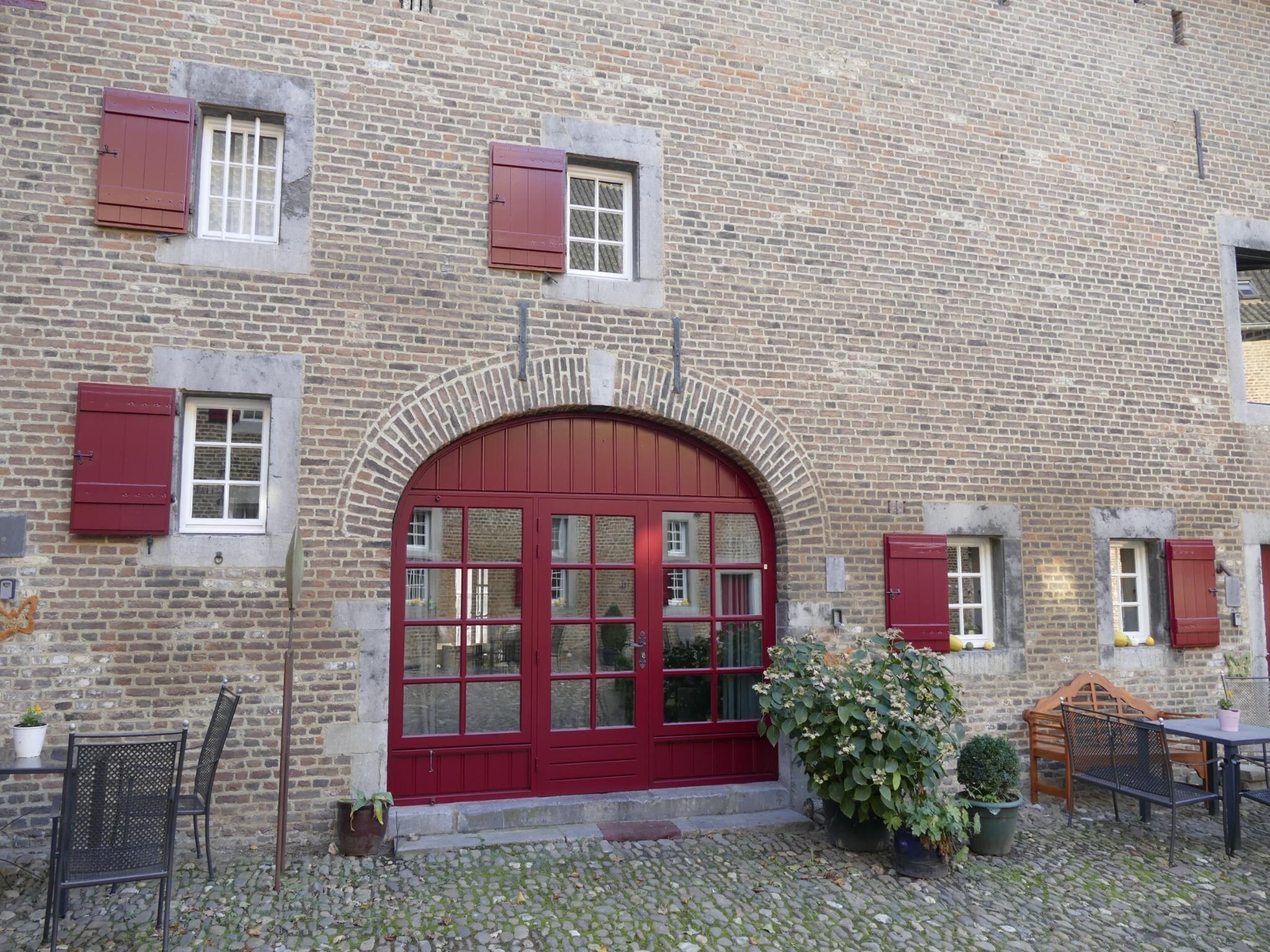 De buitenkant van Meschermolen 3 in Mesch-Eijsden