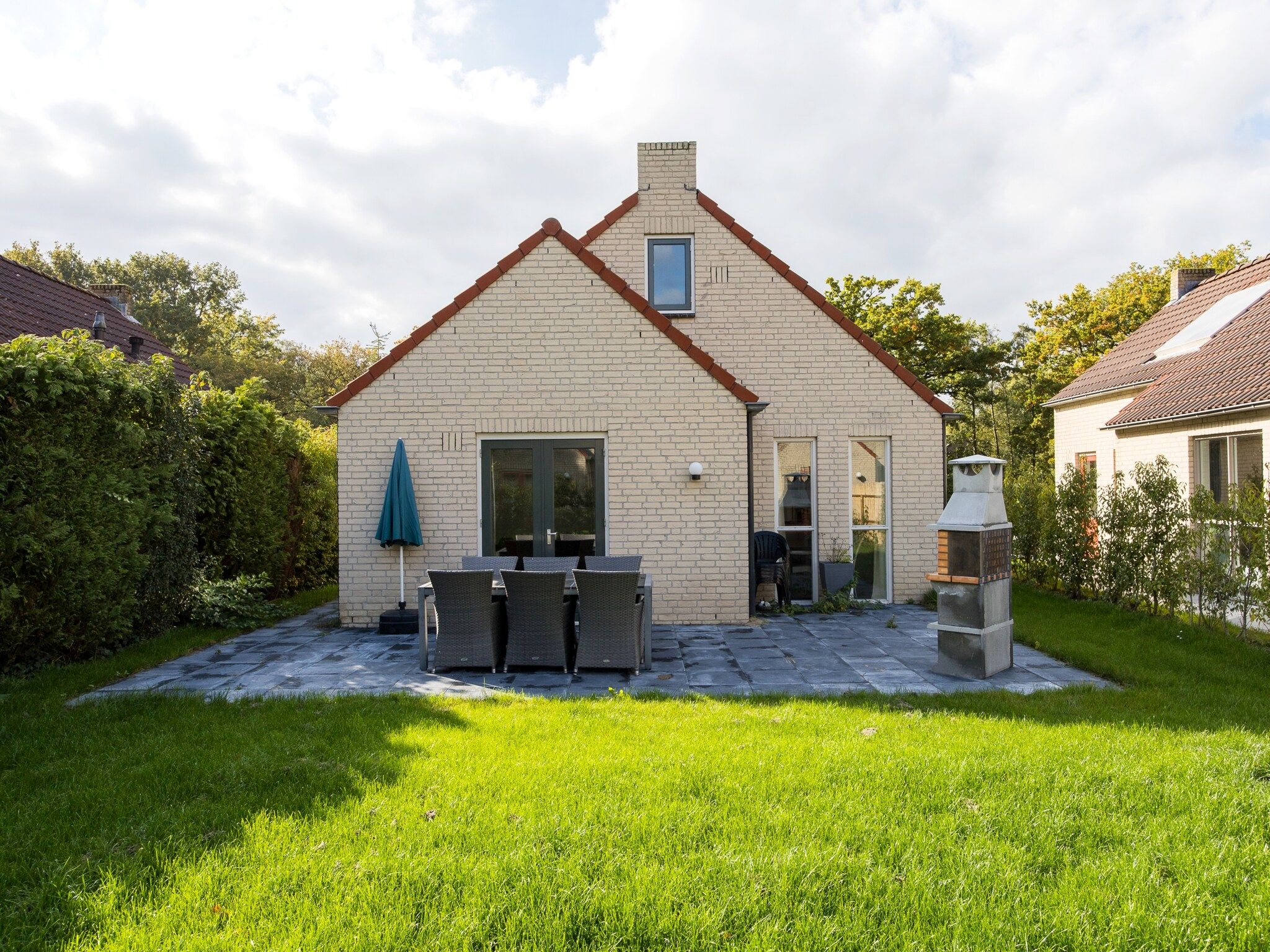Het terras van 7 - Persoons Forest 217 Sauna Bungalow (copy) (copy) (copy) (copy) in Ewijk