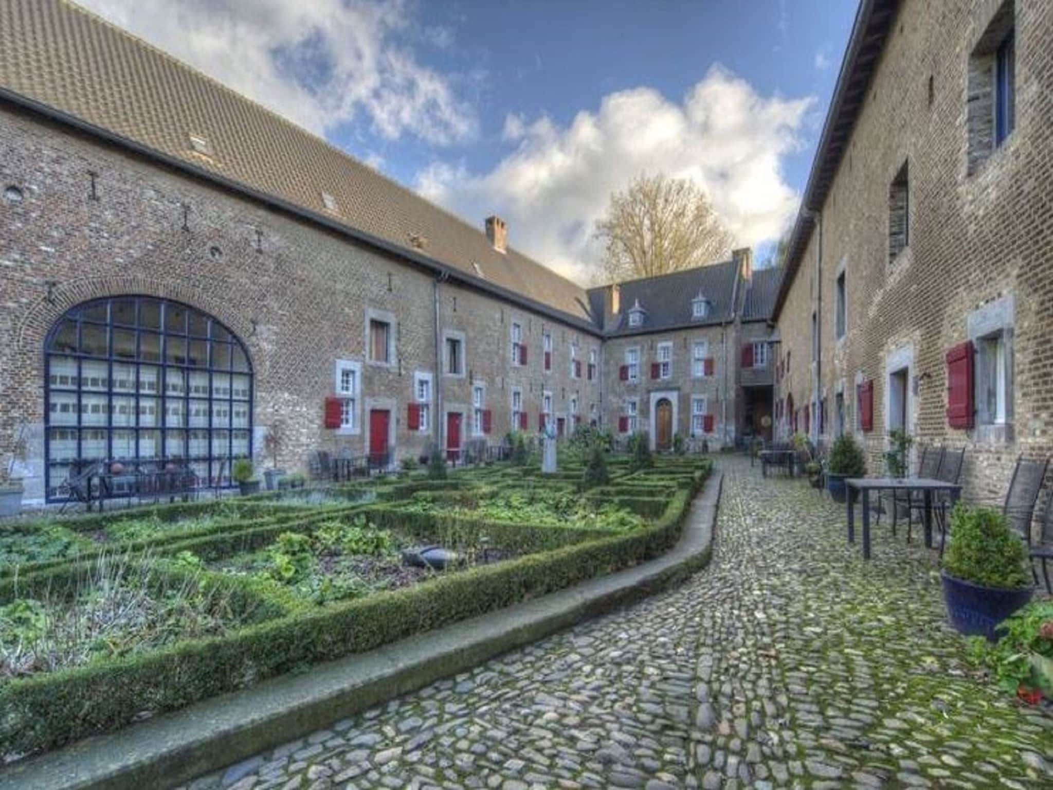 Het terras van Meschermolen 8 in Mesch-Eijsden