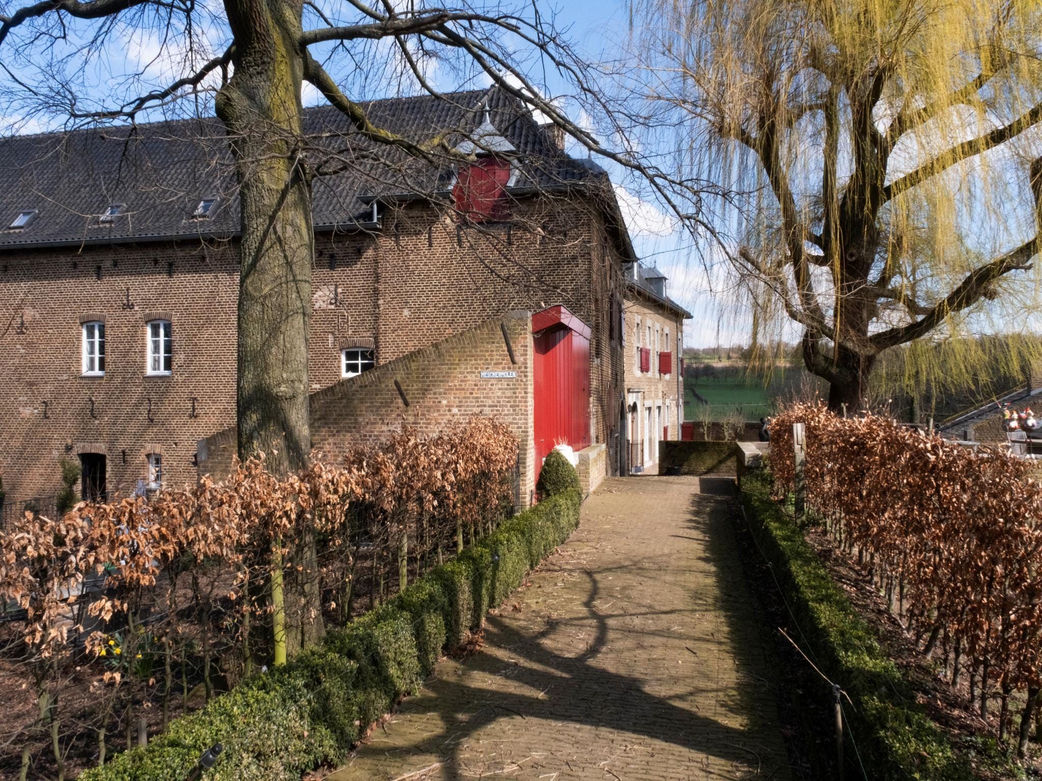 Voorzieningen bij Meschermolen 8 in Mesch-Eijsden