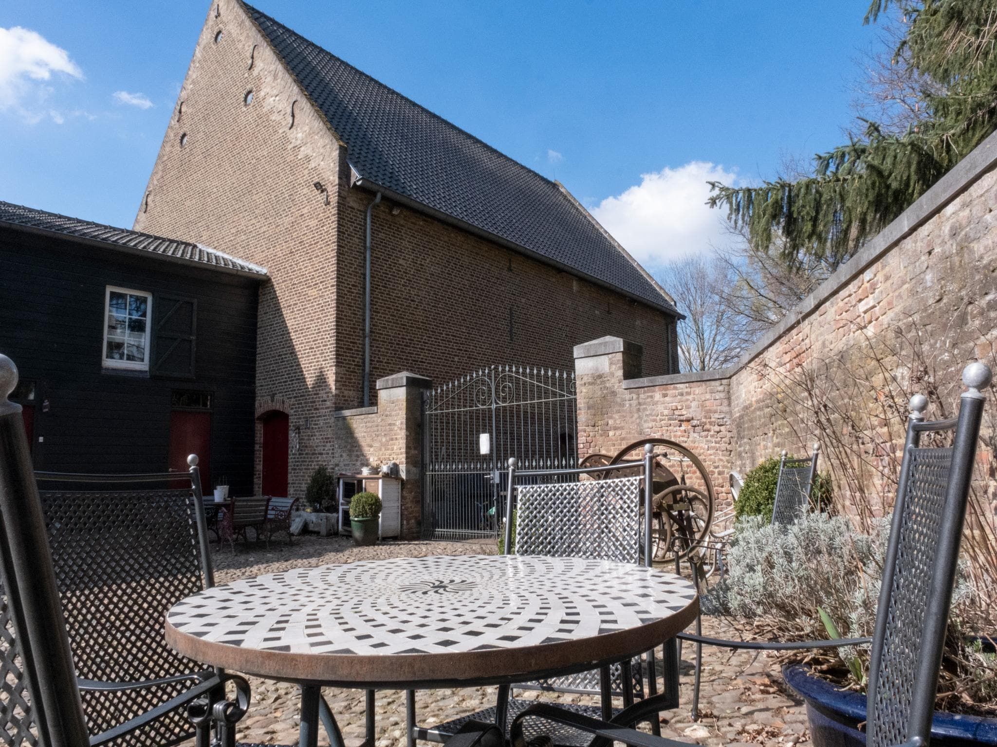 Voorzieningen bij Meschermolen 8 in Mesch-Eijsden