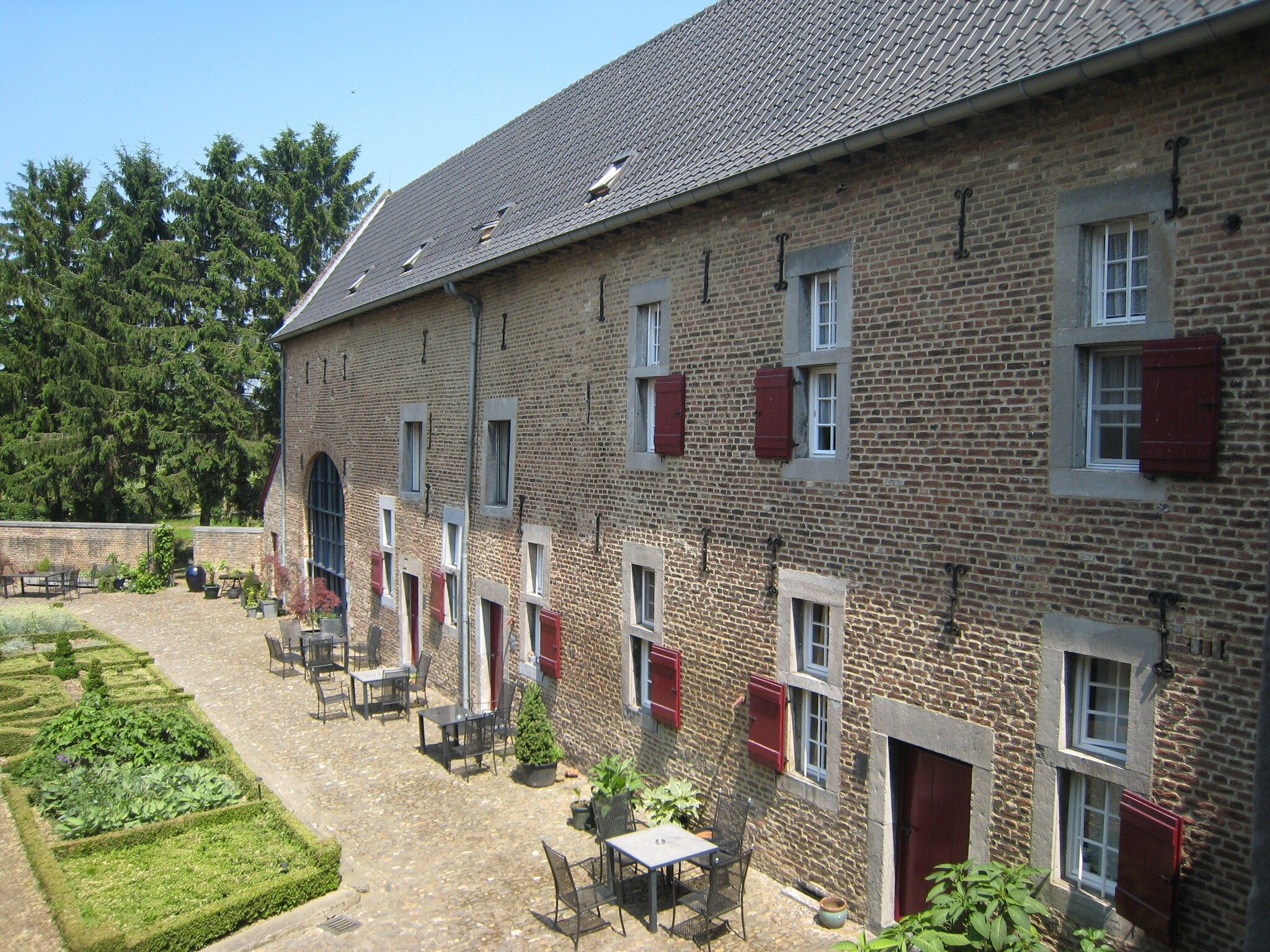 De buitenkant van Meschermolen 5 in Mesch-Eijsden