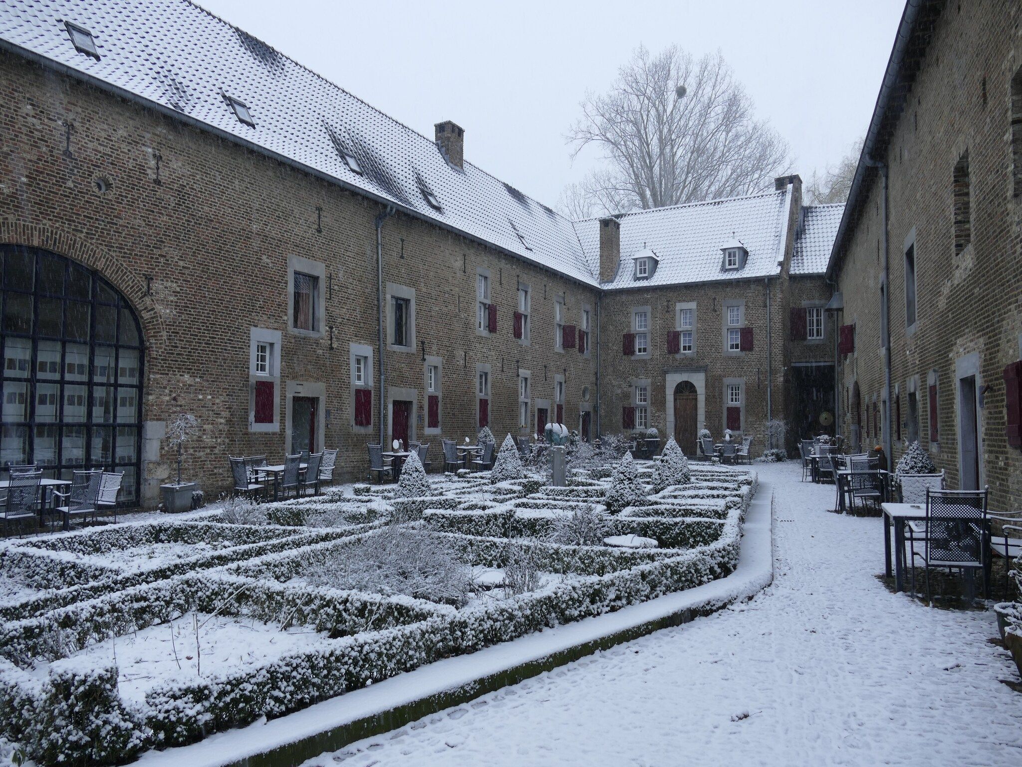 De buitenkant van Meschermolen 5 in Mesch-Eijsden