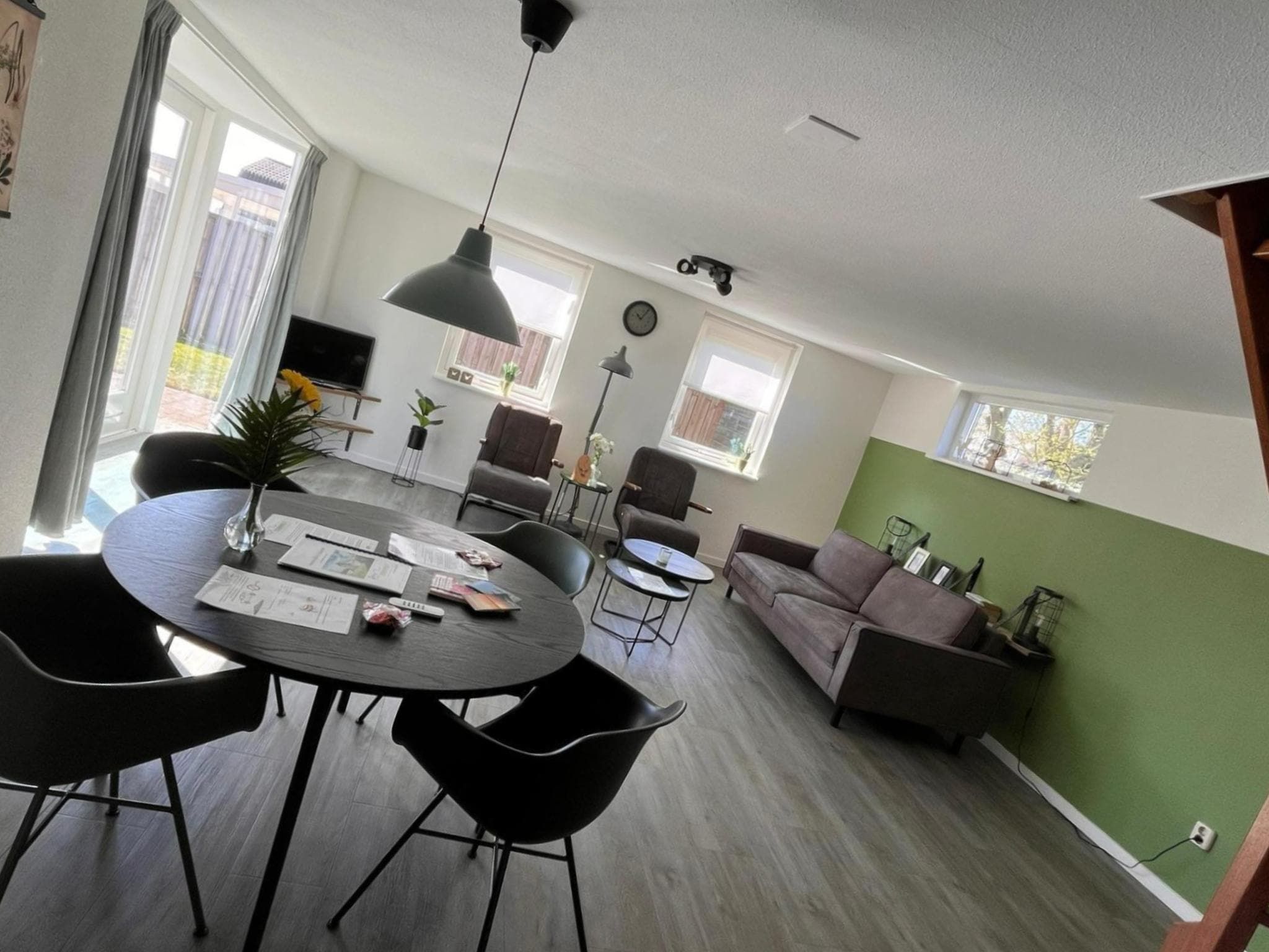De eetkamer van Bungalow 4-persoons (3 slaapkamers) in Noordwijk