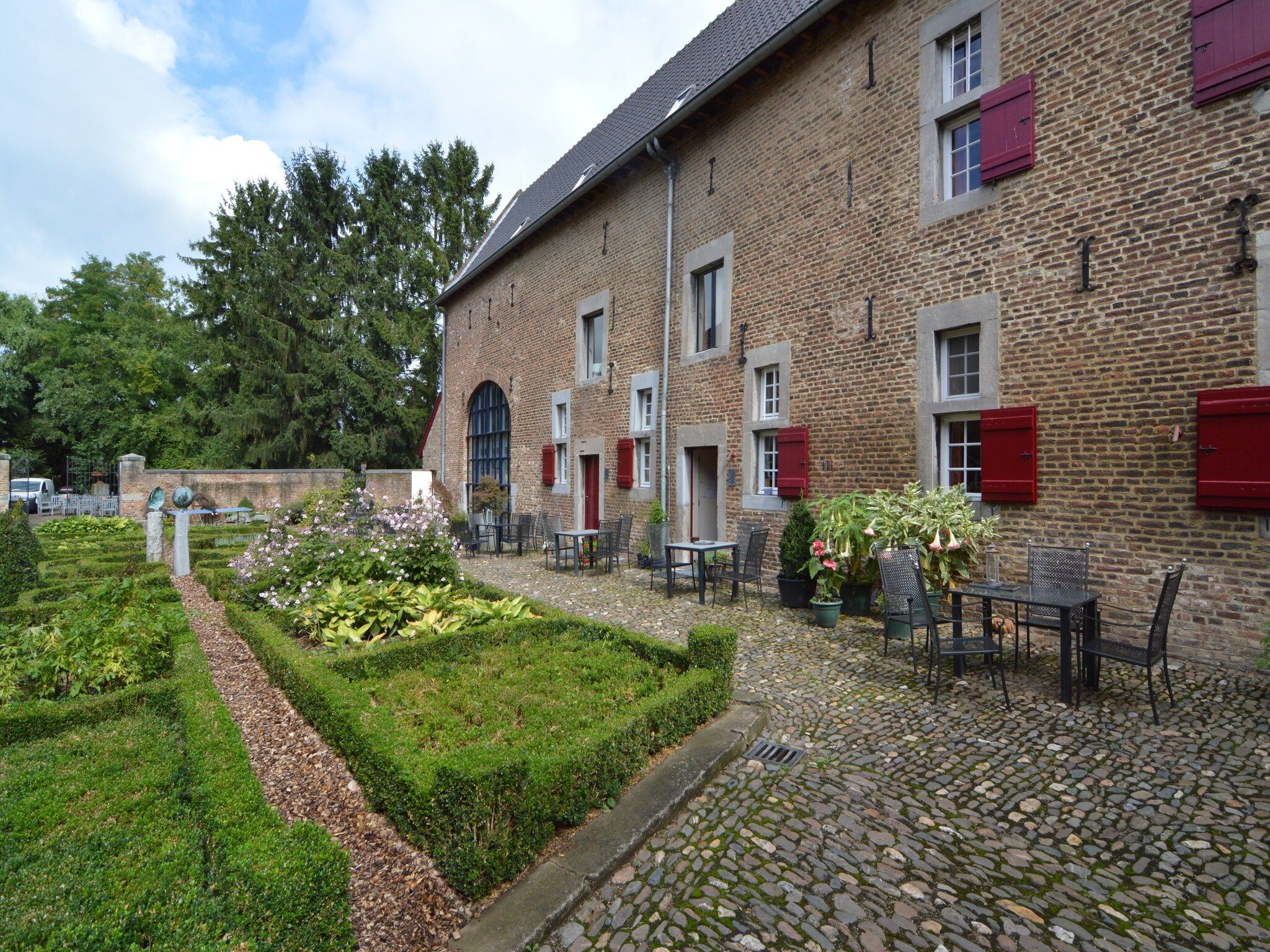 De buitenkant van Meschermolen 13 in Mesch-Eijsden