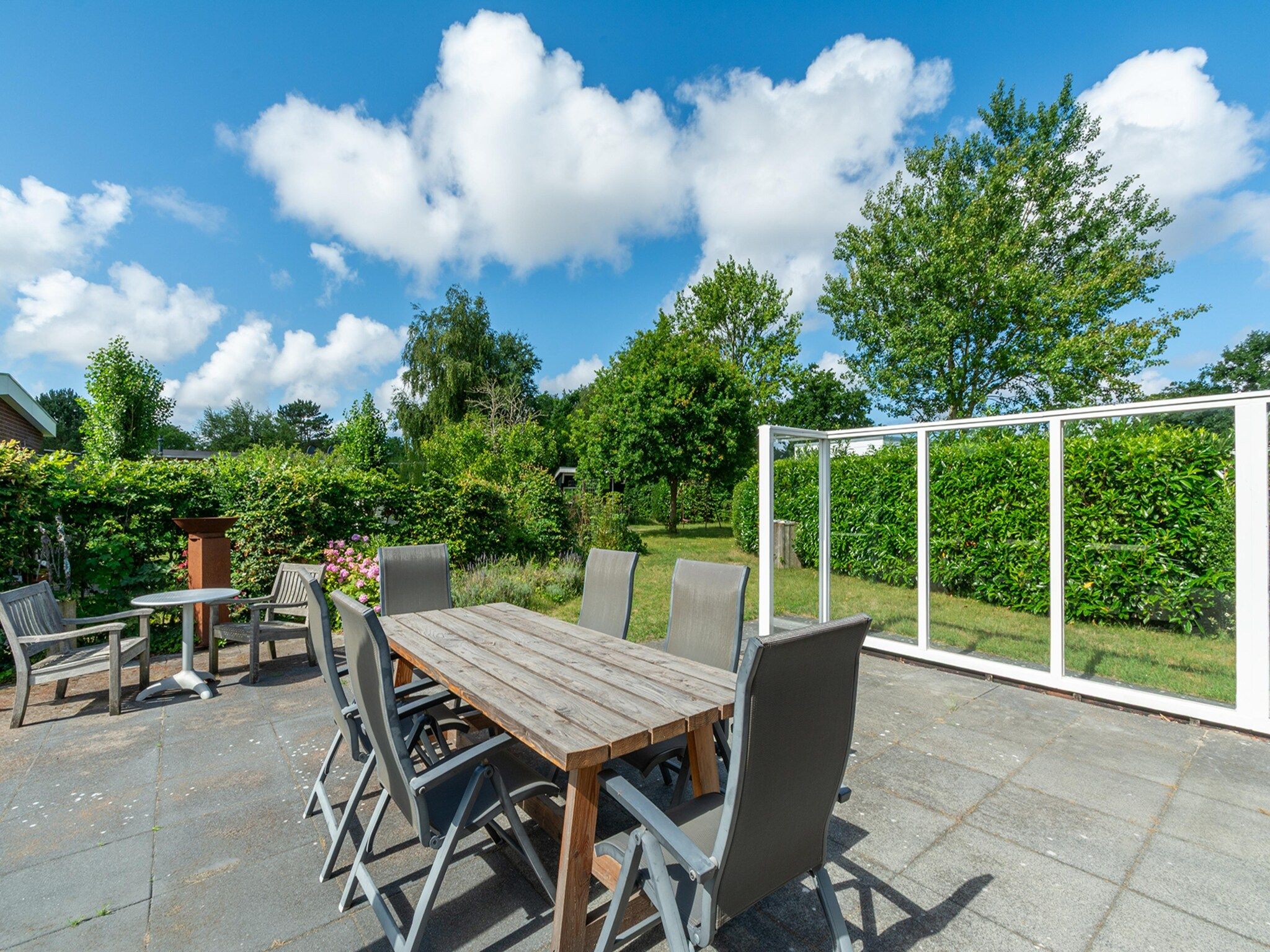 Het terras van Eureka 27 in Sint Maartenszee