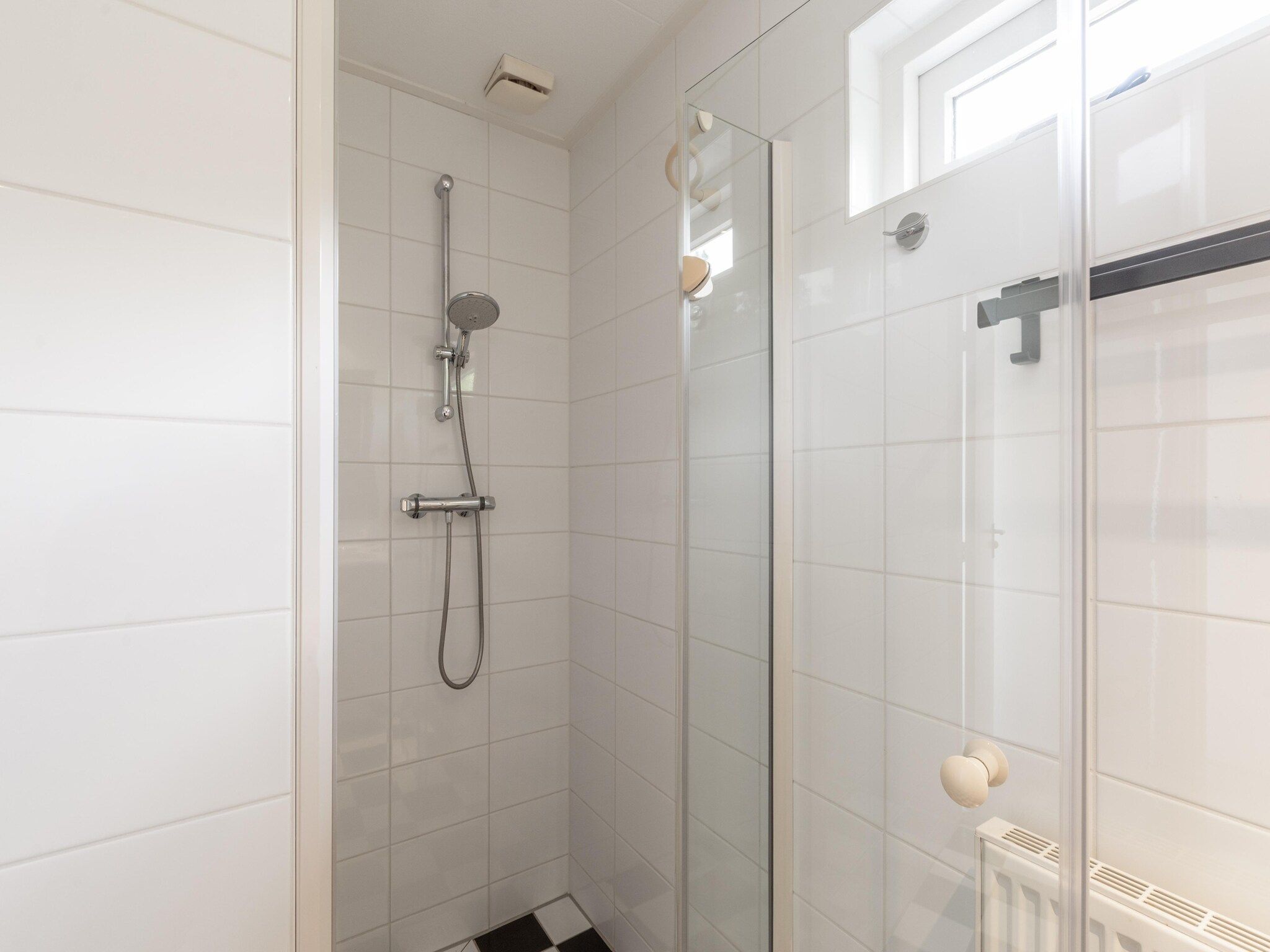 De badkamer van Eureka 27 in Sint Maartenszee