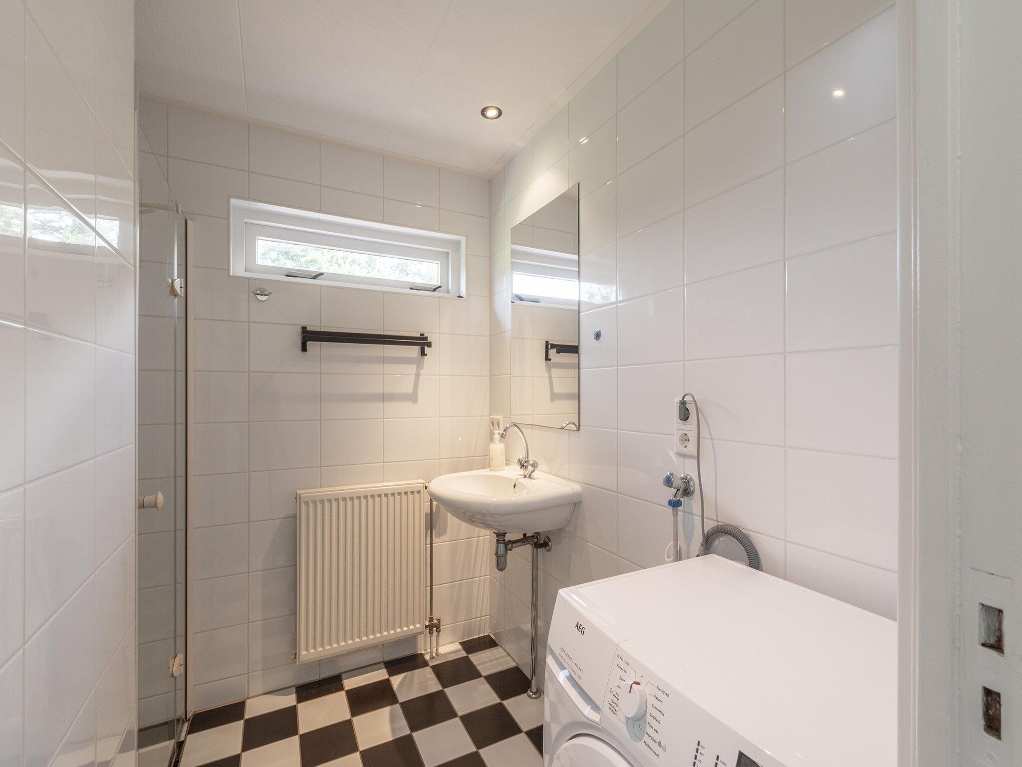De badkamer van Eureka 27 in Sint Maartenszee