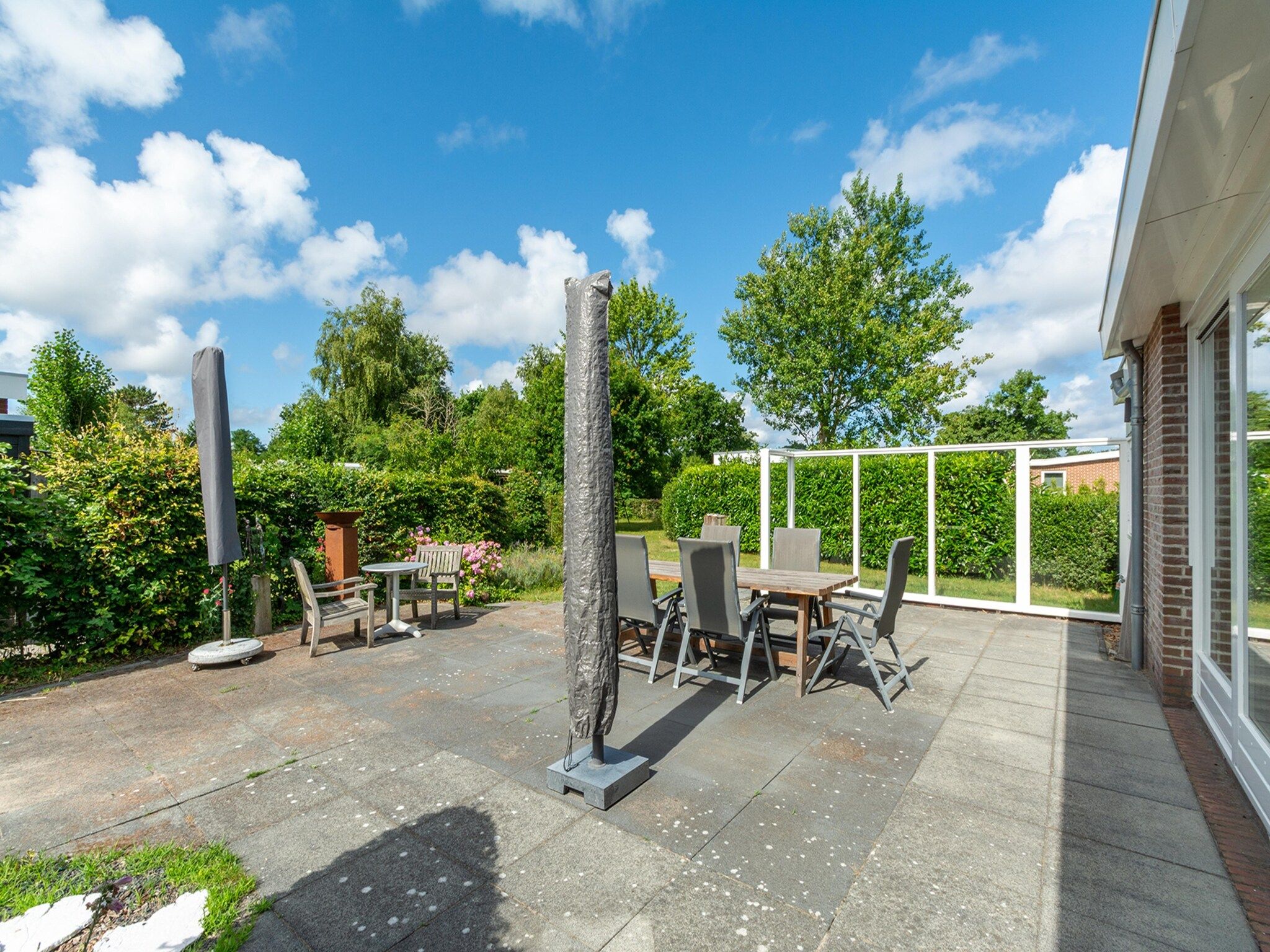 Het terras van Eureka 27 in Sint Maartenszee
