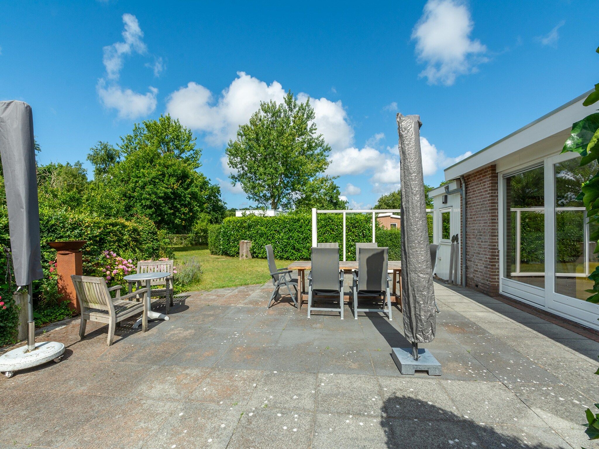 Het terras van Eureka 27 in Sint Maartenszee