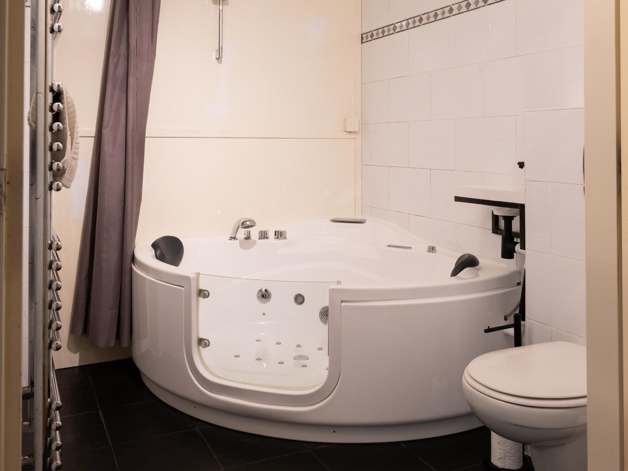 De badkamer van Huis in de Bossen in Een