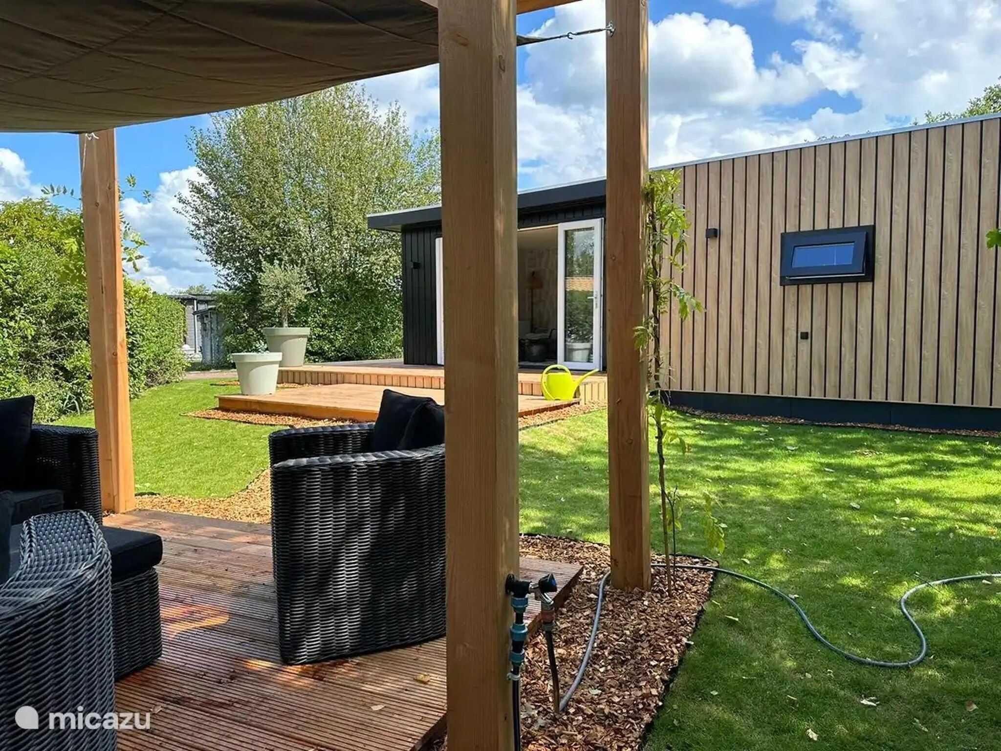 Het terras van Chalet de Blauwe regen in Balkbrug