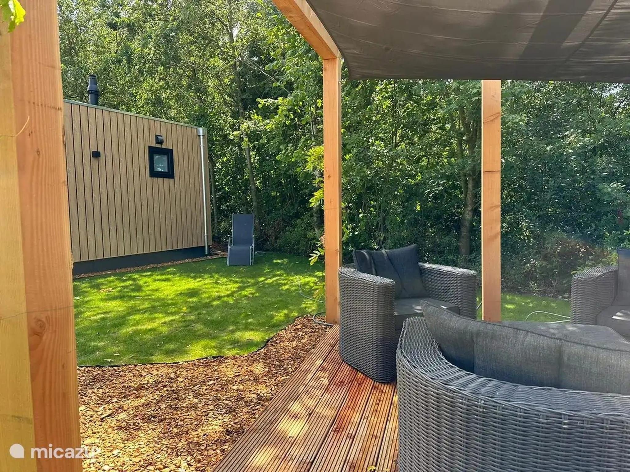 Het terras van Chalet de Blauwe regen in Balkbrug