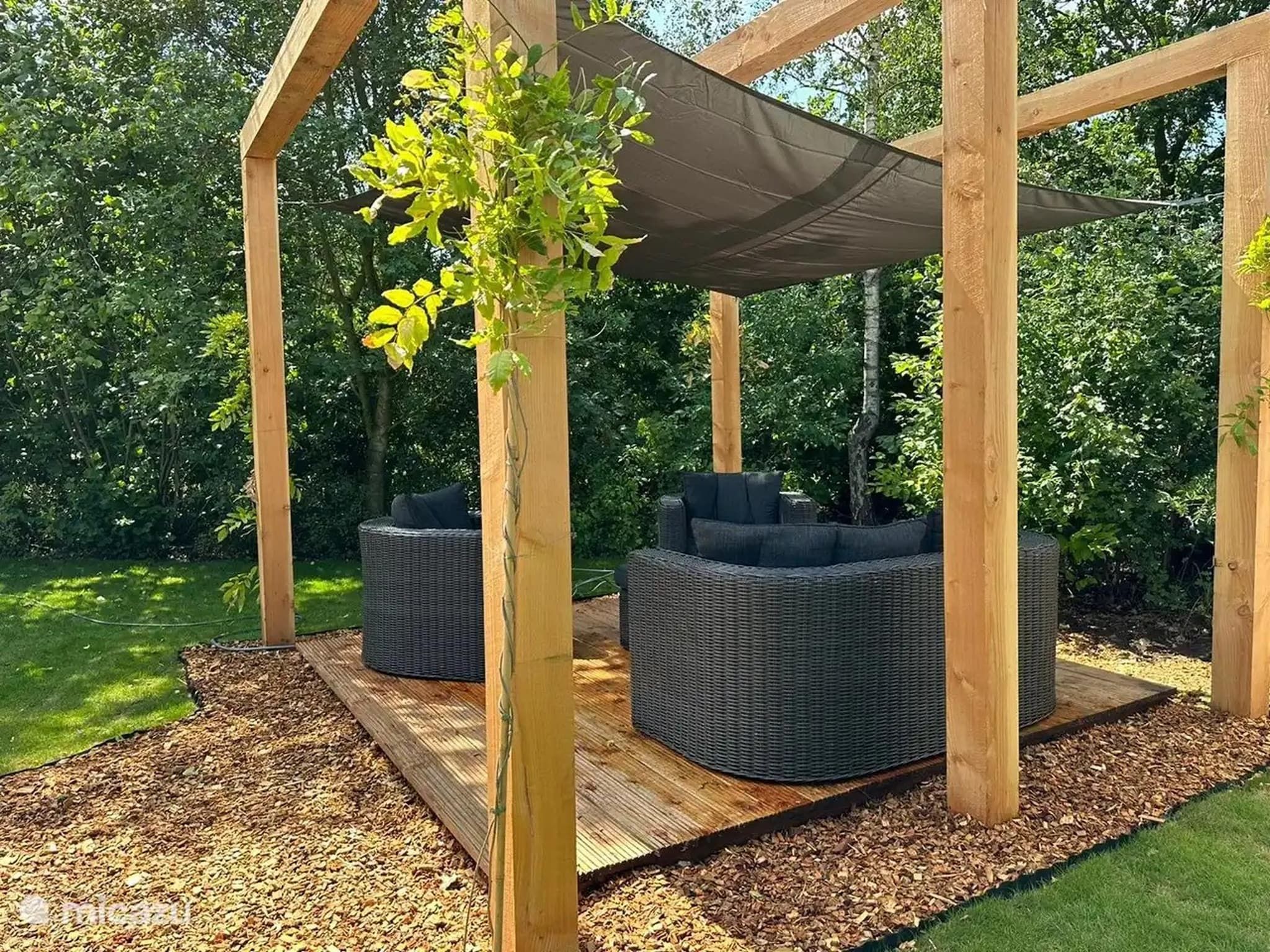 Het terras van Chalet de Blauwe regen in Balkbrug