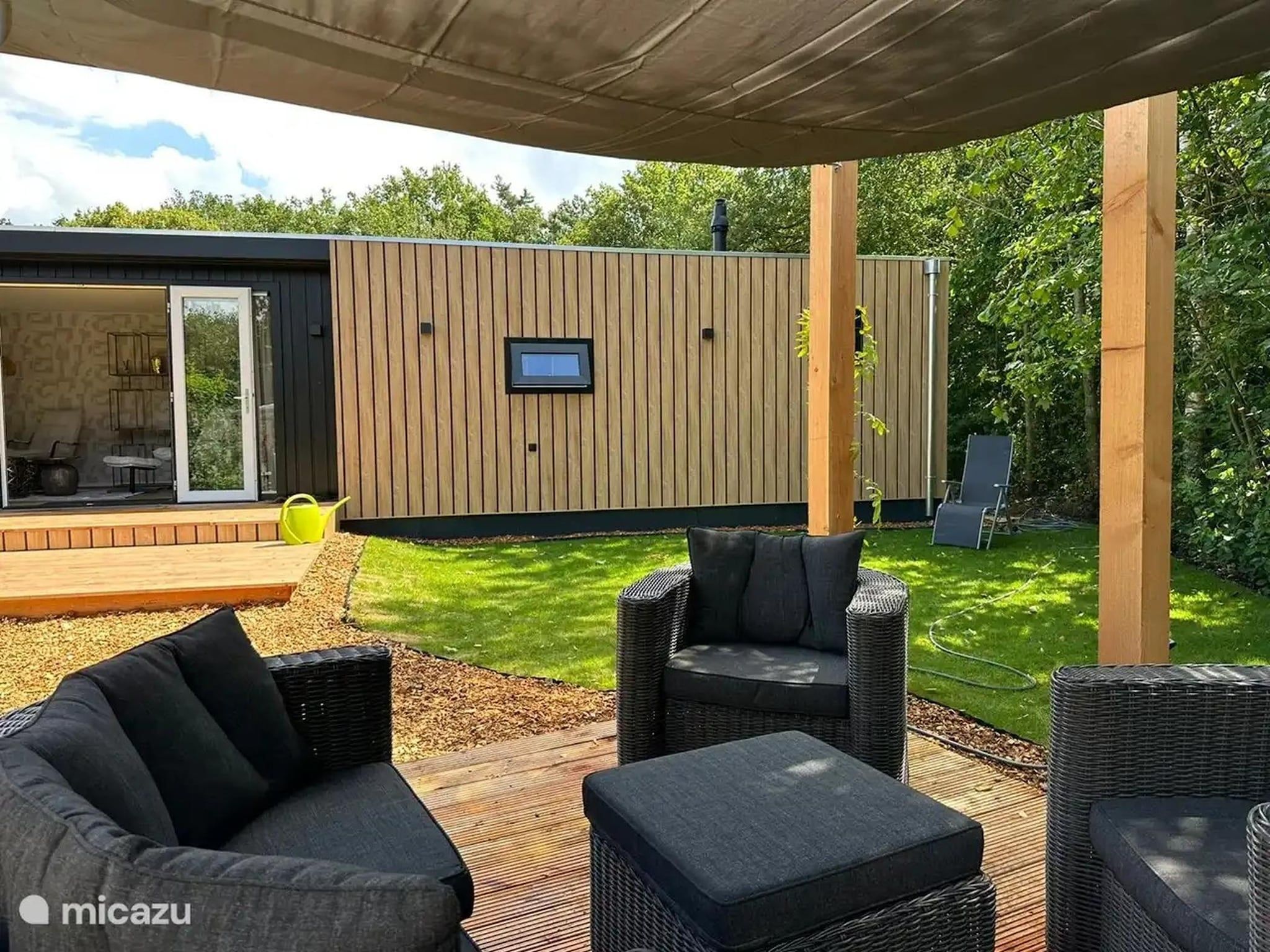 Het terras van Chalet de Blauwe regen in Balkbrug