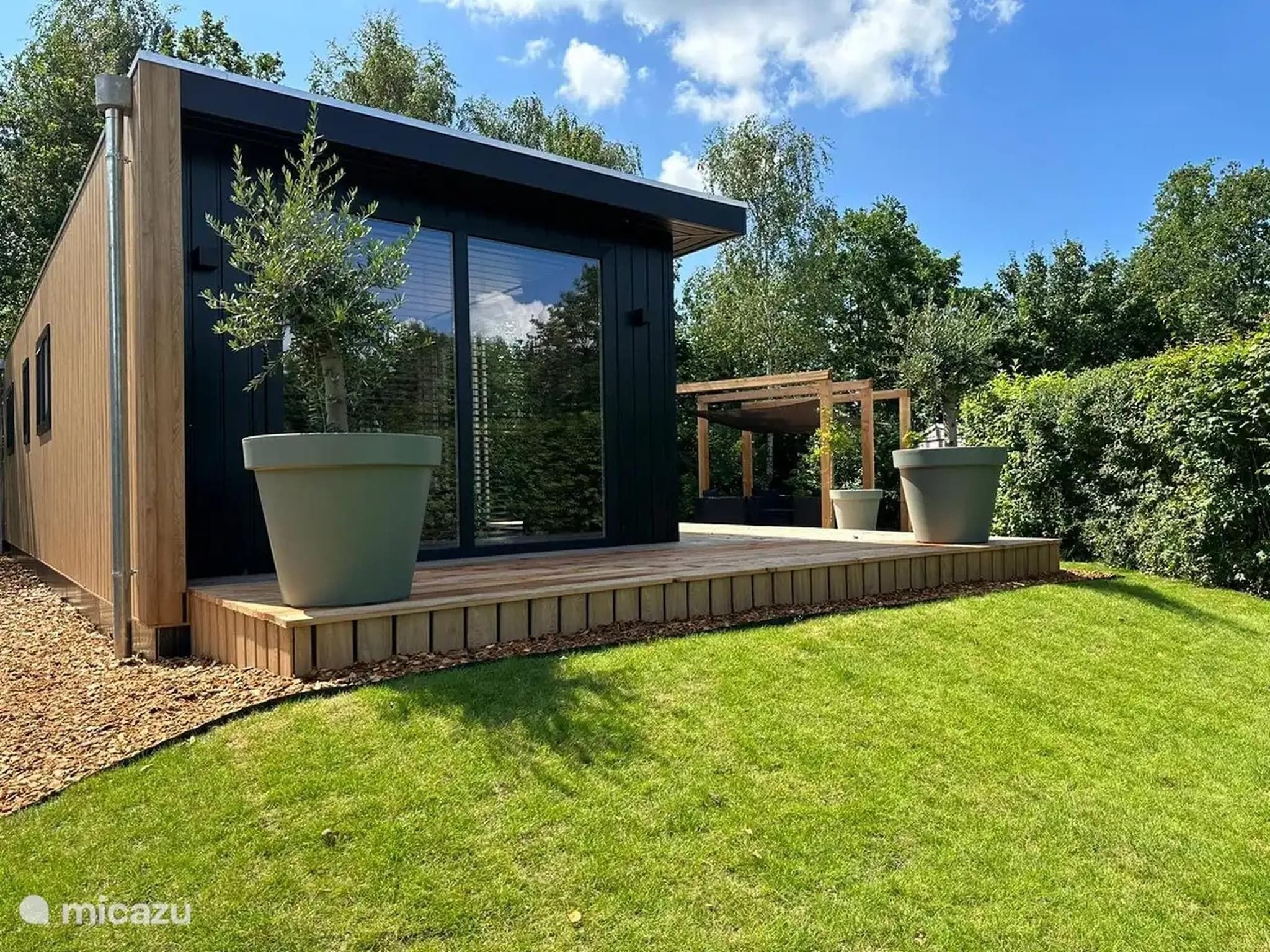 De buitenkant van Chalet de Blauwe regen in Balkbrug