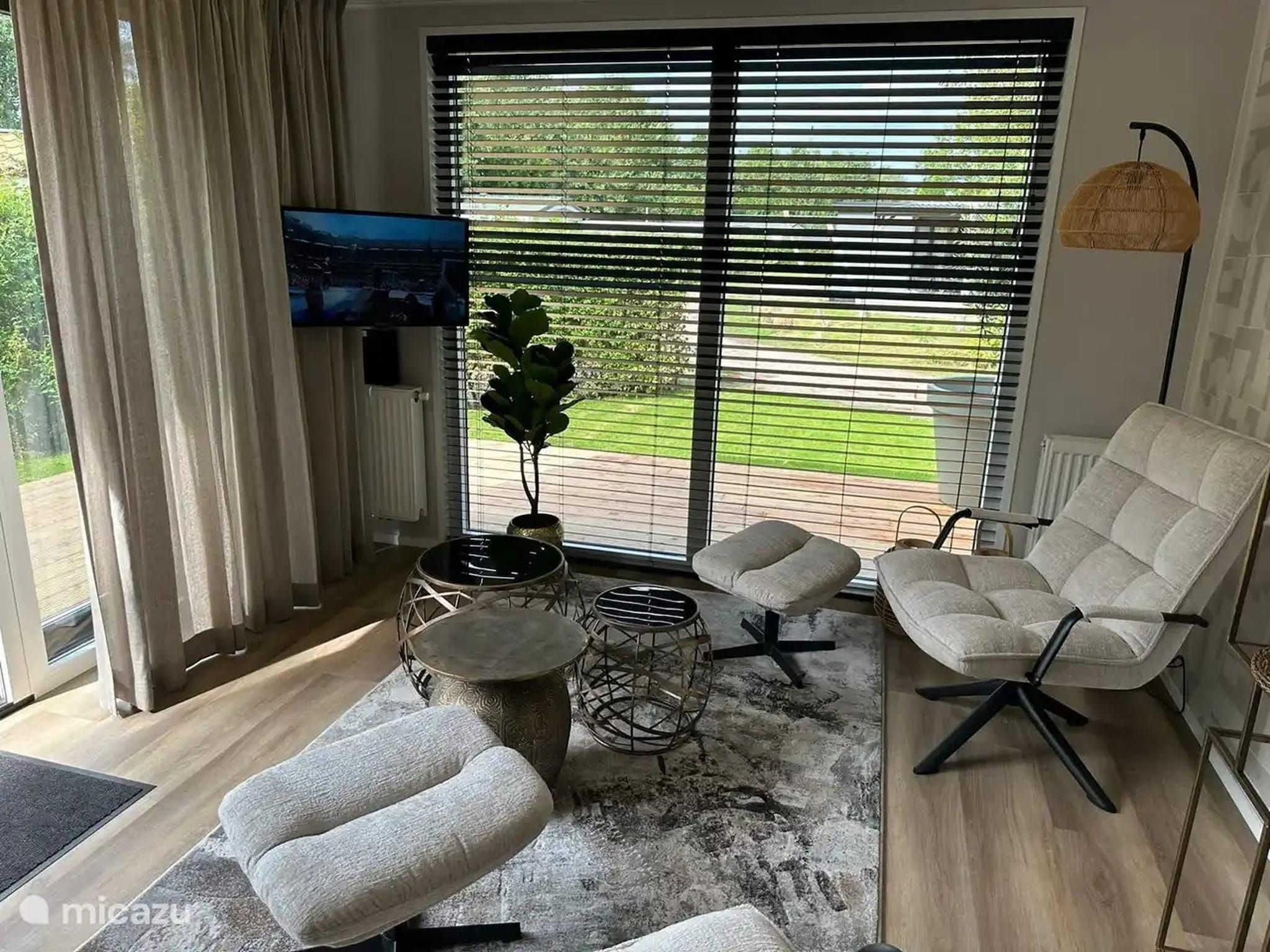 De woonkamer van Chalet de Blauwe regen in Balkbrug