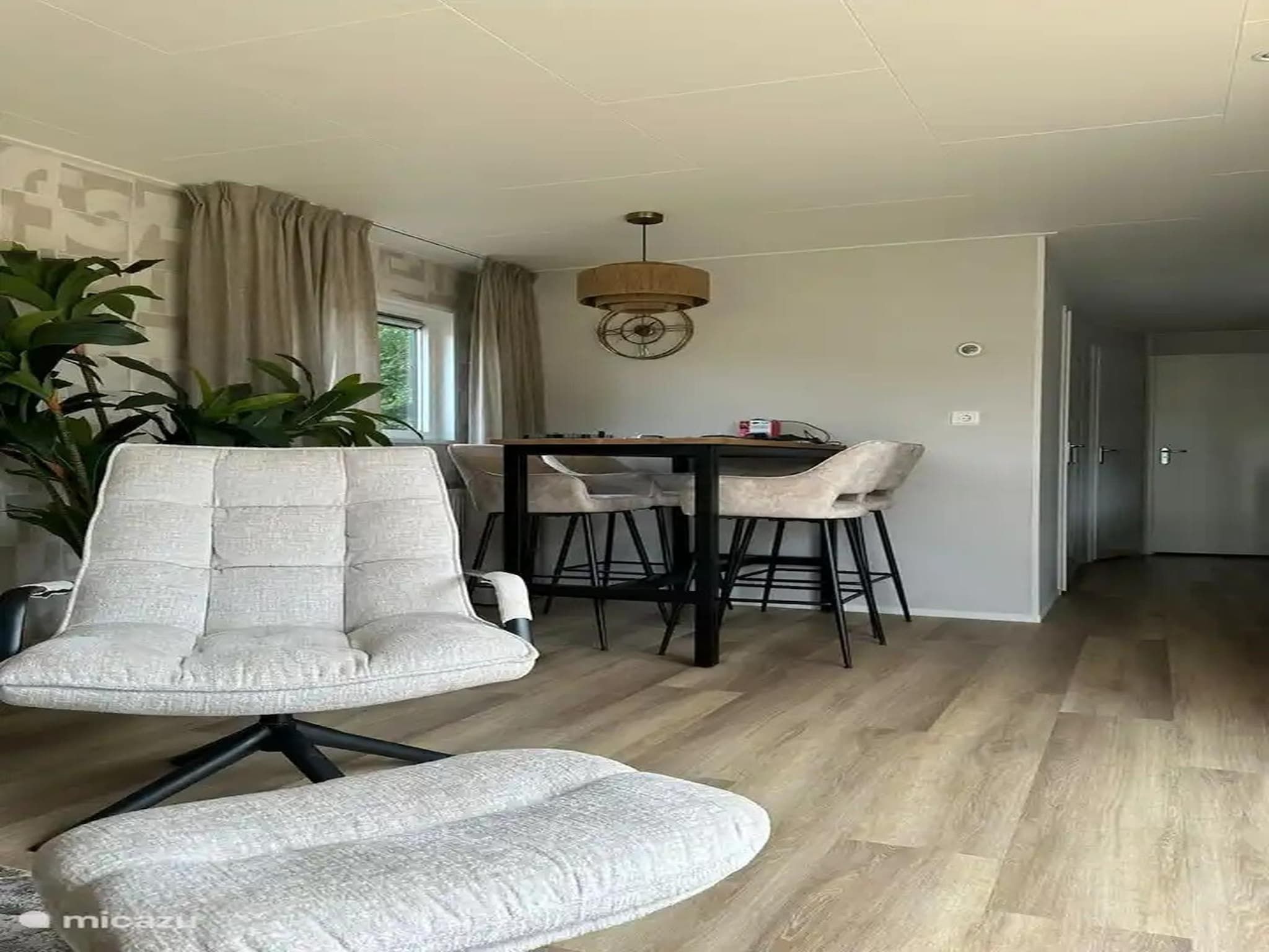 De woonkamer van Chalet de Blauwe regen in Balkbrug