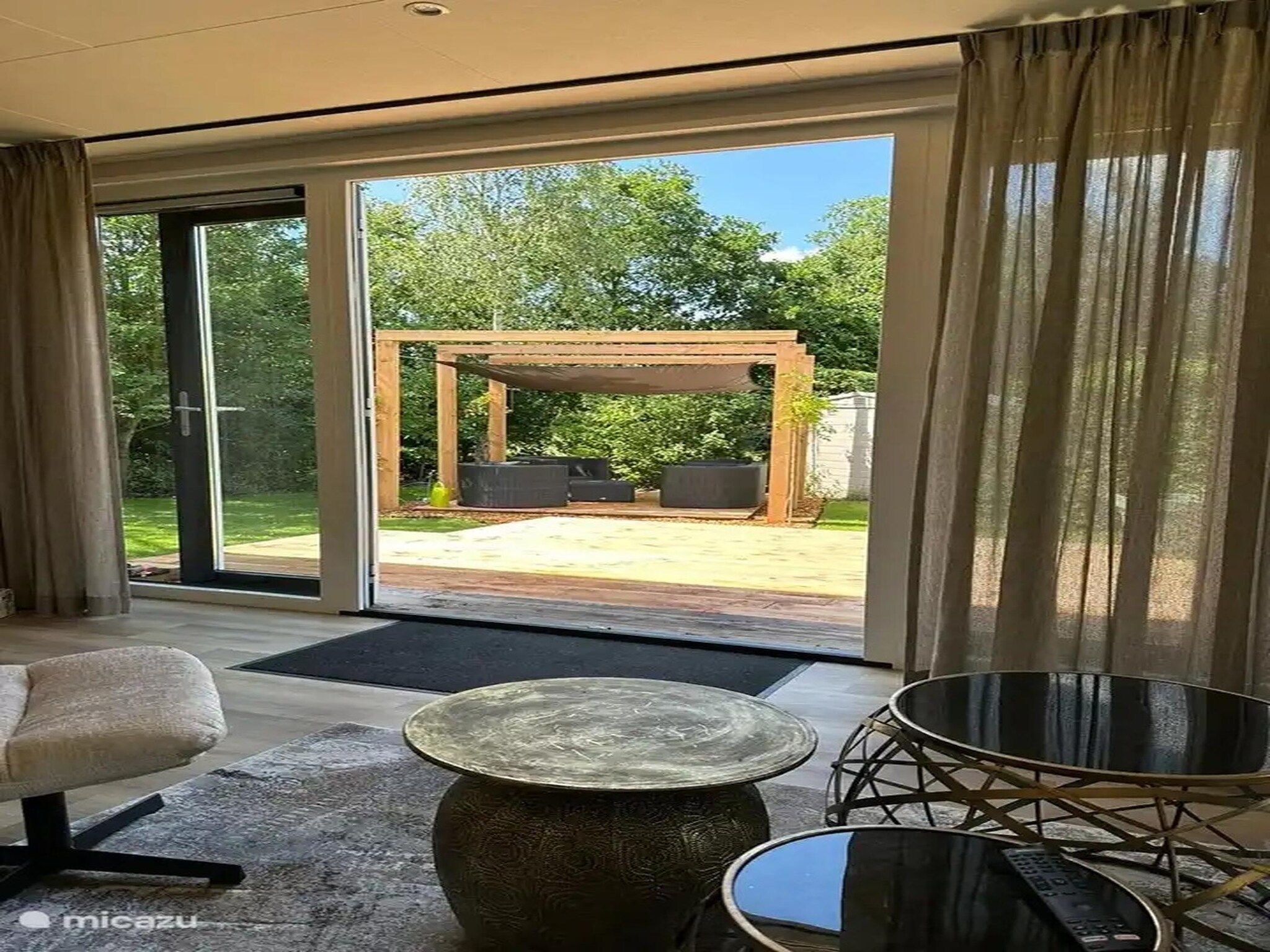 De woonkamer van Chalet de Blauwe regen in Balkbrug