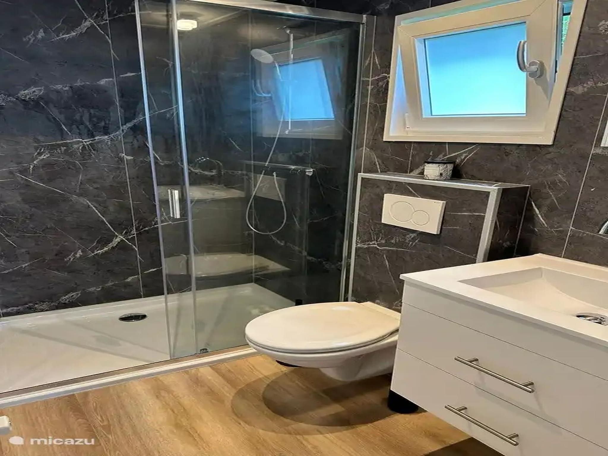 De badkamer van Chalet de Blauwe regen in Balkbrug