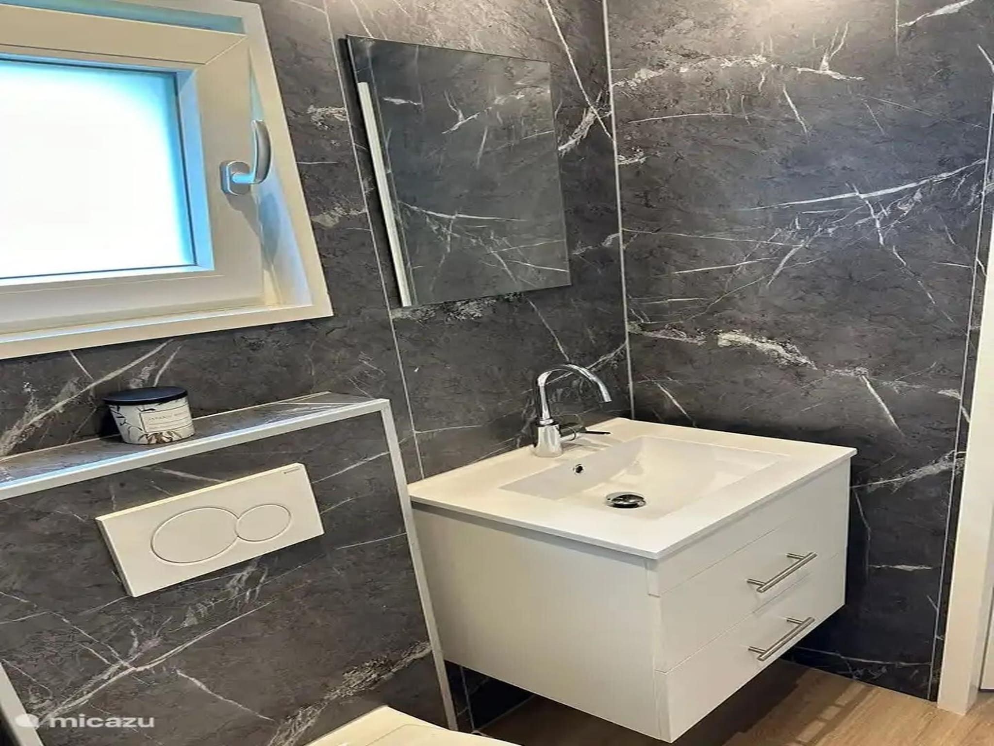 De badkamer van Chalet de Blauwe regen in Balkbrug