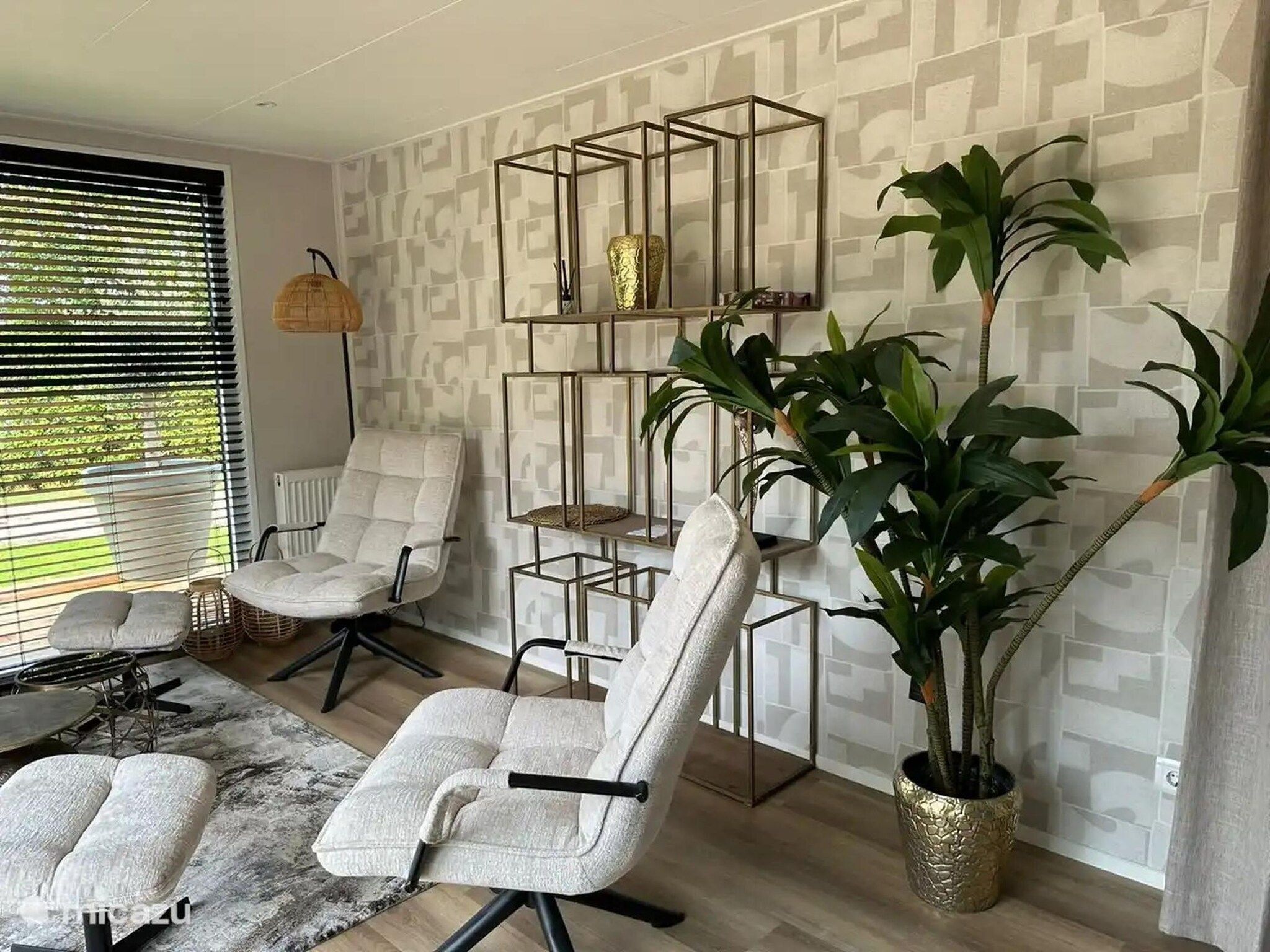 De woonkamer van Chalet de Blauwe regen in Balkbrug