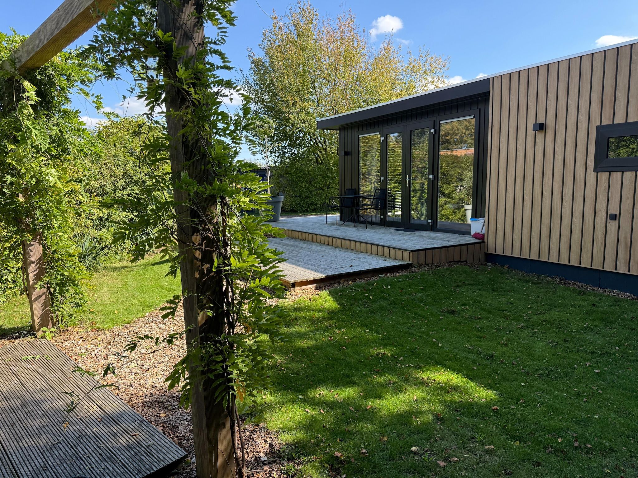 De buitenkant van Chalet de Blauwe regen in Balkbrug
