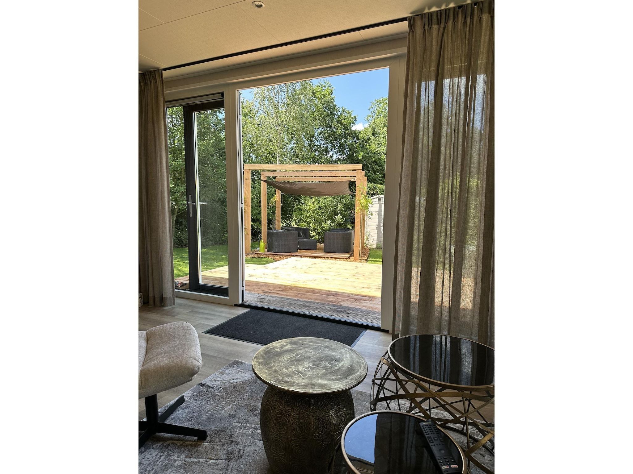 De woonkamer van Chalet de Blauwe regen in Balkbrug