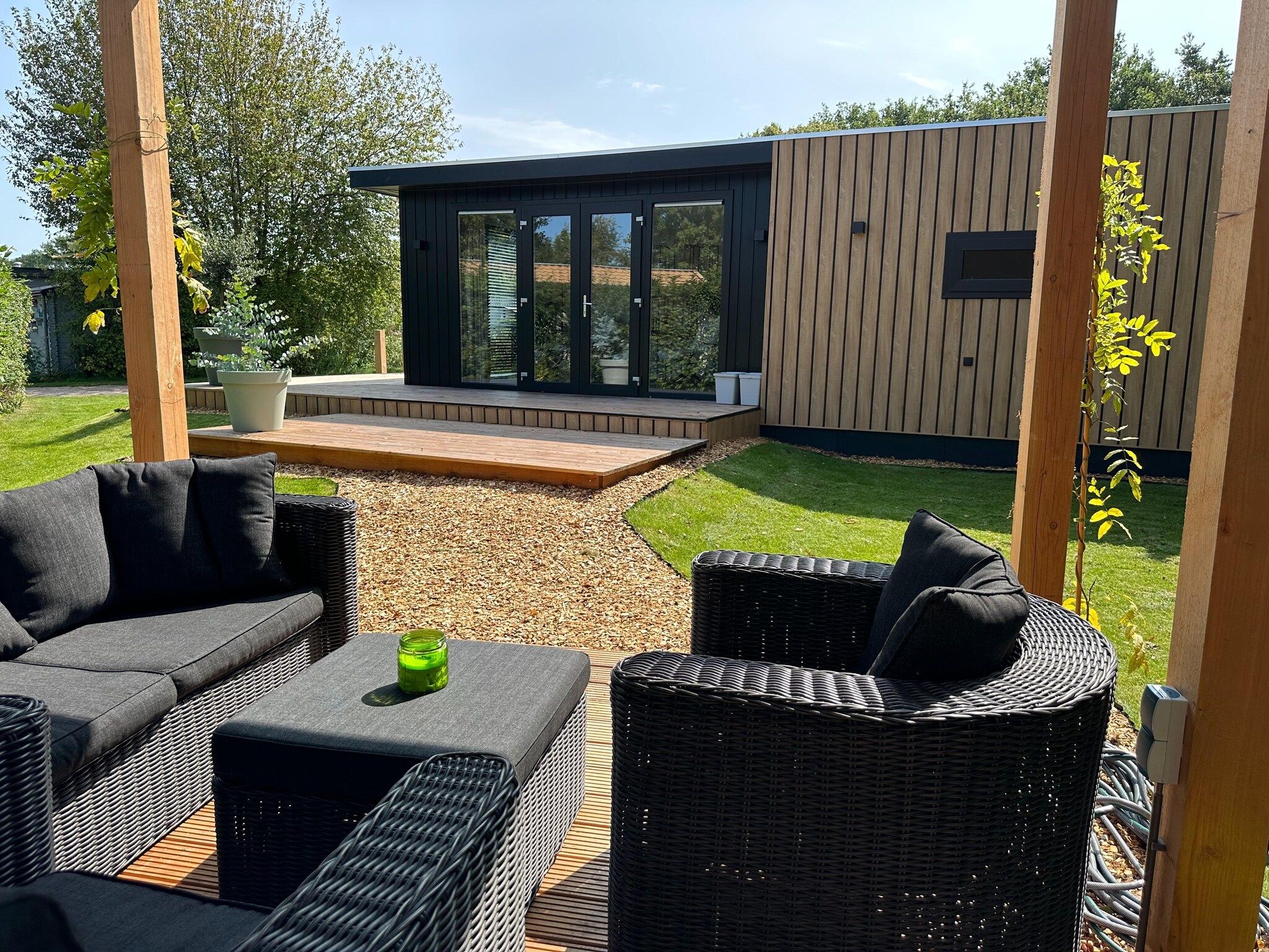 Het terras van Chalet de Blauwe regen in Balkbrug